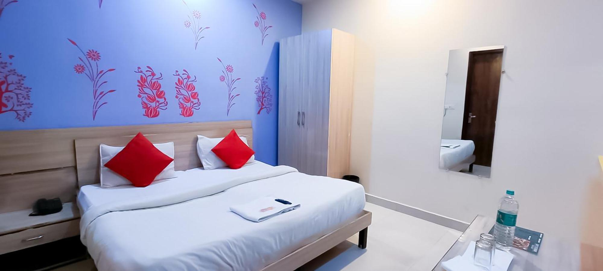 Hotel Roomshala 002 Rose Residency Near Yashobhoomi Nova Deli