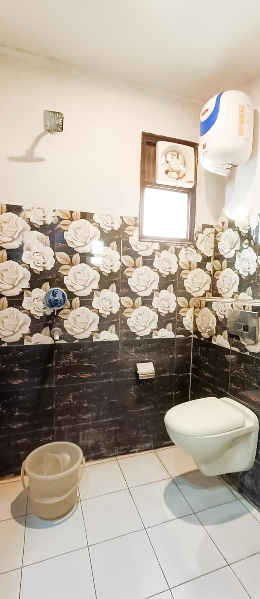 Roomshala 002 Rose Residency Near Yashobhoomi Nova Deli