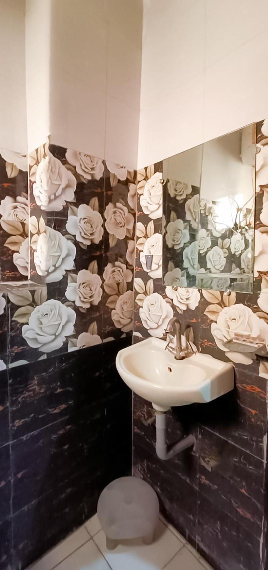 Hotel Roomshala 002 Rose Residency Near Yashobhoomi Nova Deli