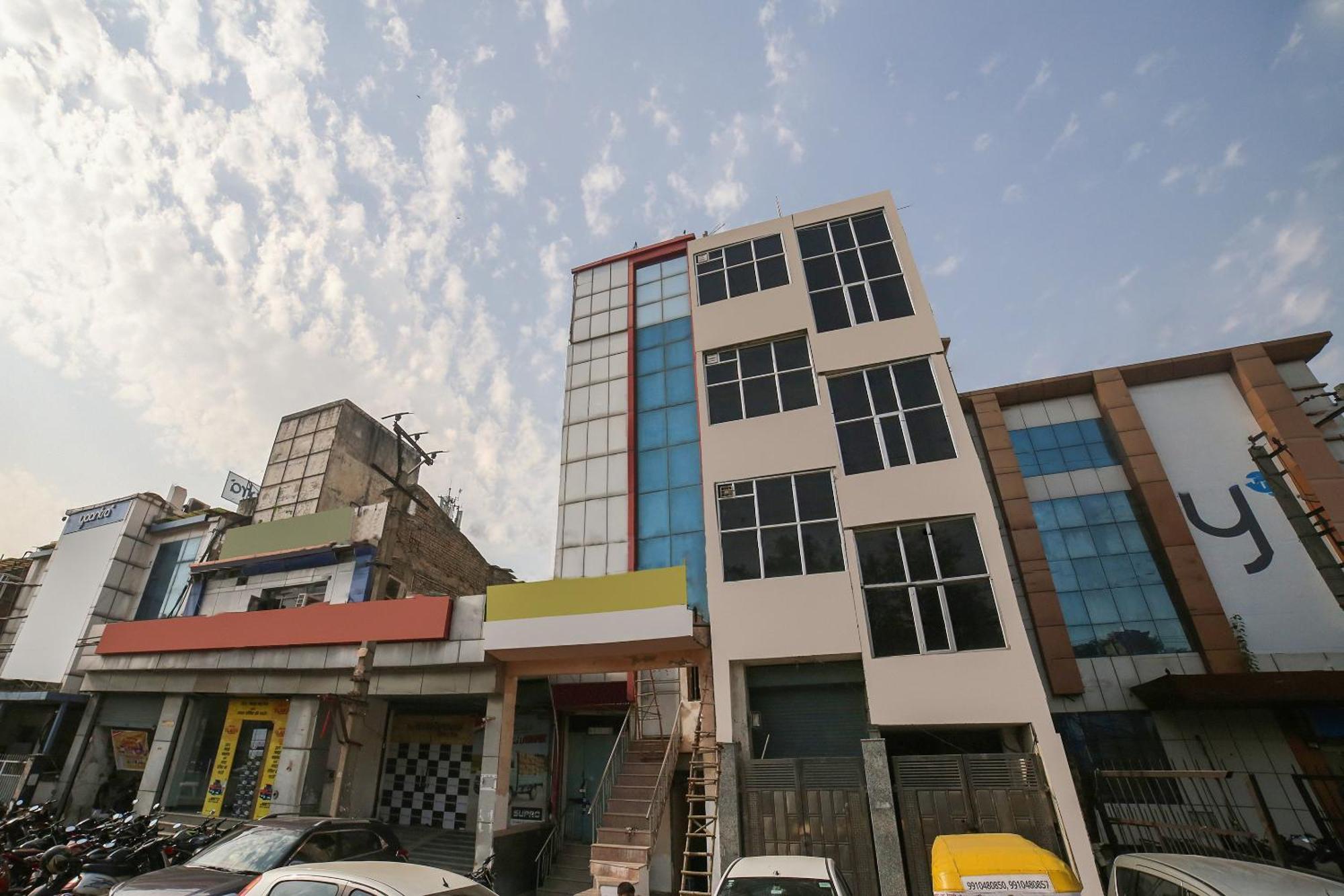 Hotel Oyo West Delhi Near Tdi Mall