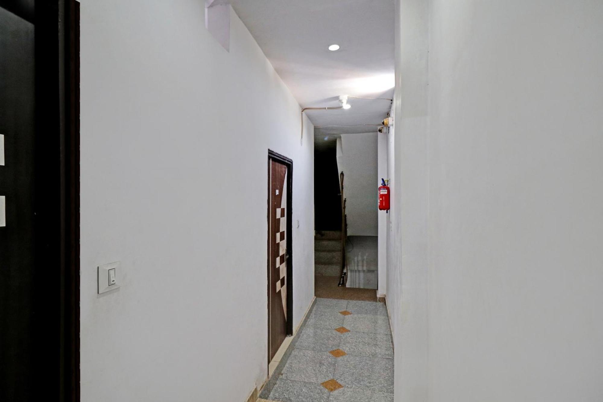Hotel Town House Near M2k Cinema Pitampura