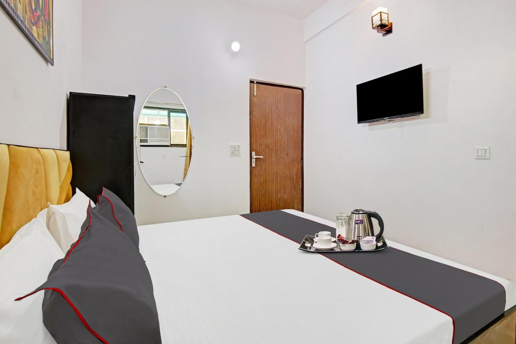 Collection O Decent Nest Near Nawada Metro Station Hotel