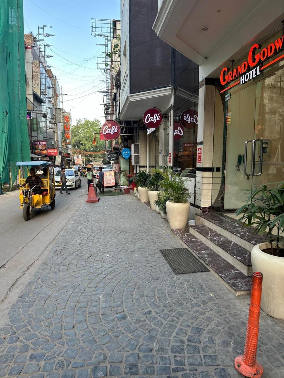 Grand Godwin - Complimentary Airport Pickup -near Ndls Railway Stn
