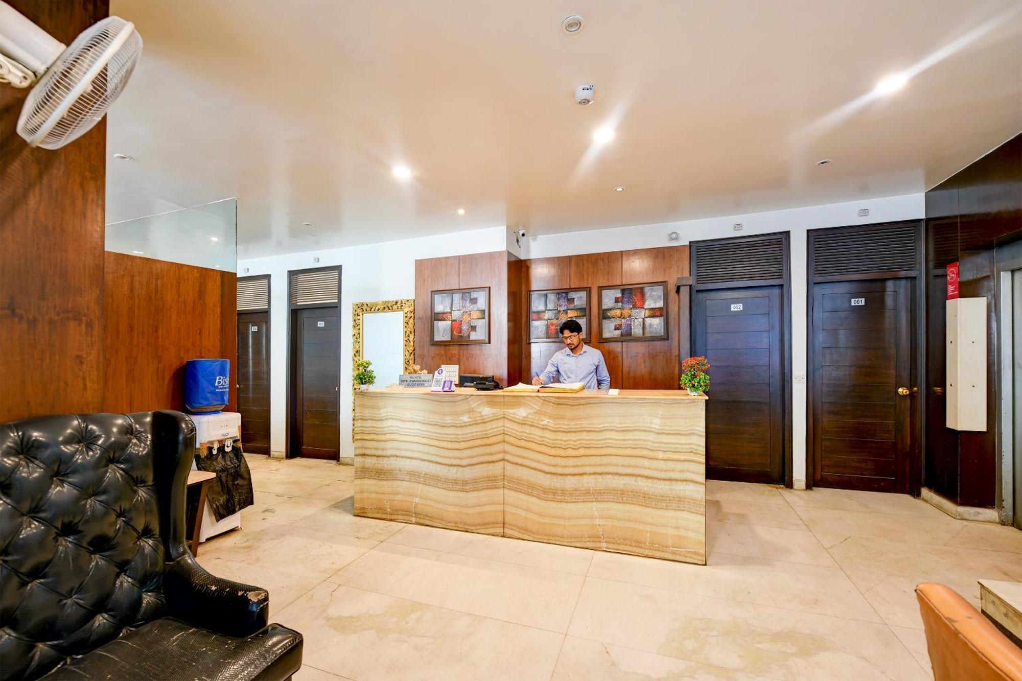 Hotel The Raj At Railway Station 3*