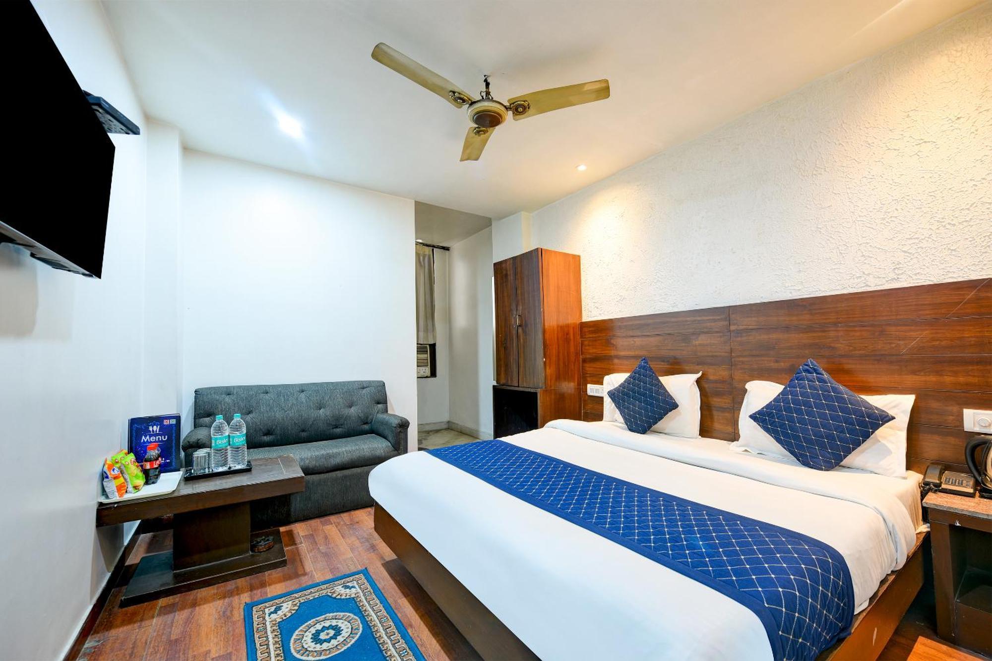 Hotel The Raj At Railway Station 3*