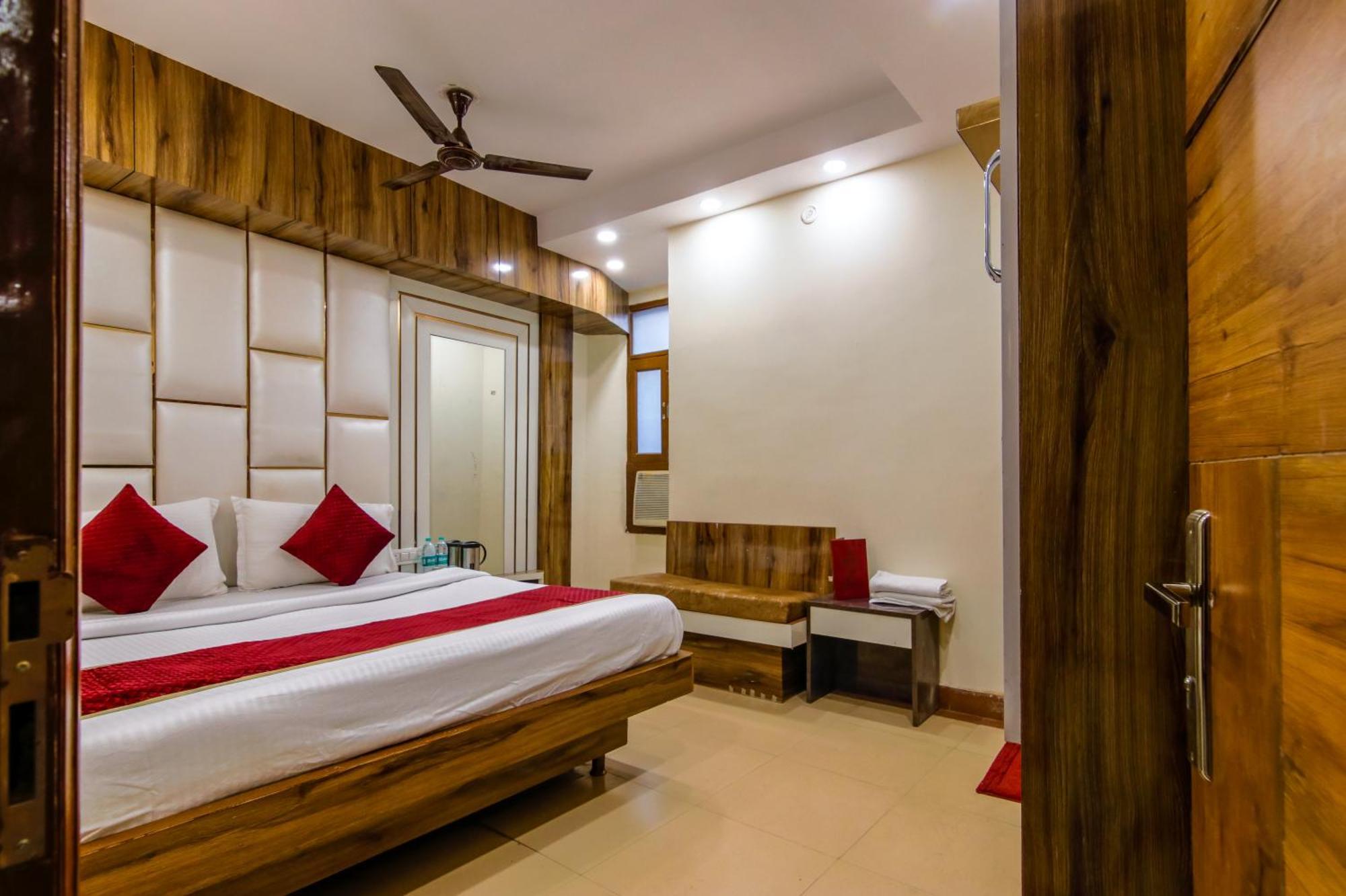 Hotel The Price Main Bazar Pahar Ganj 3*