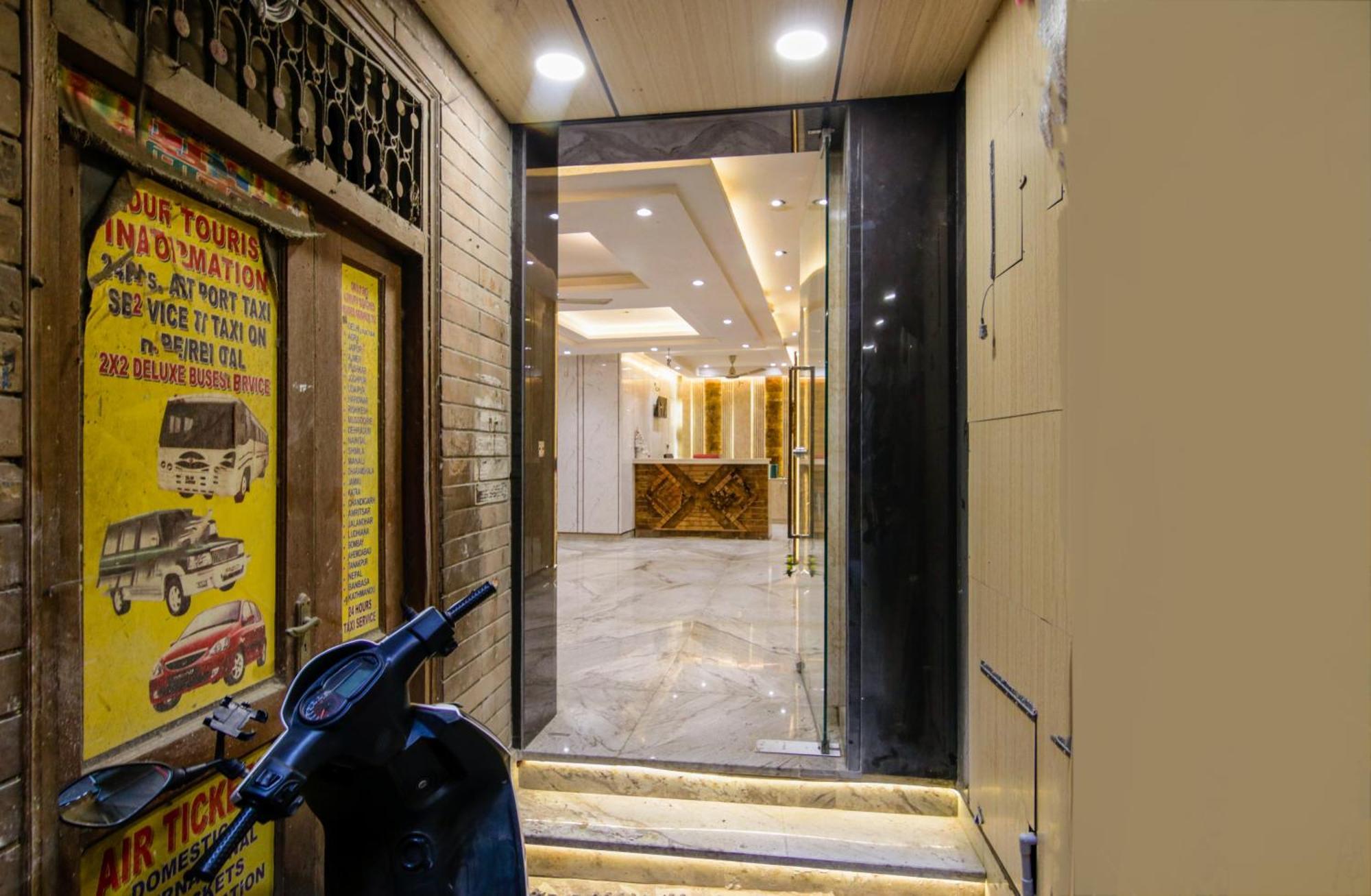 Hotel The Price Main Bazar Pahar Ganj 3*