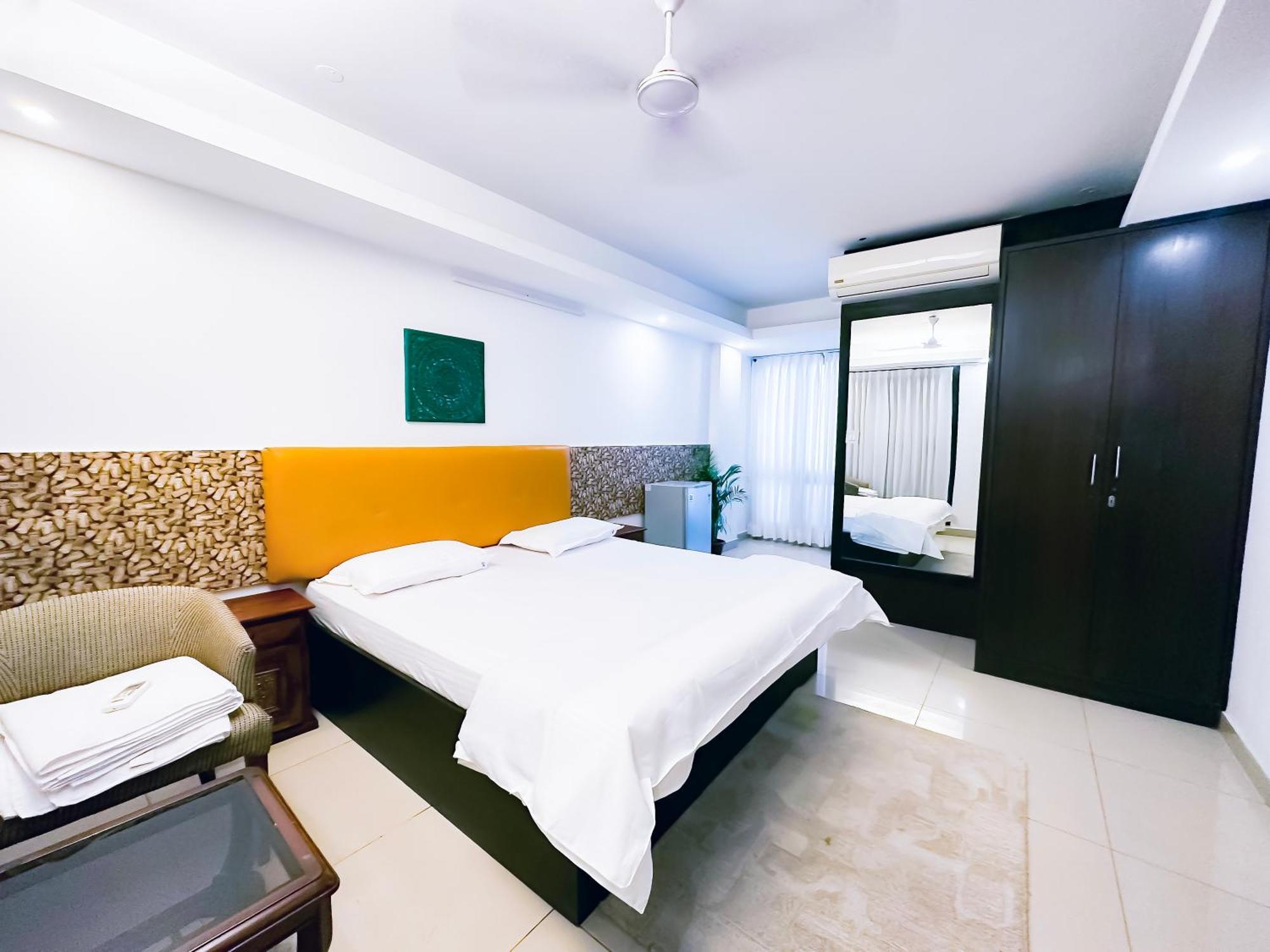 Roomshala 114 The Locals - Hauz Khas Bed & Breakfast 3*