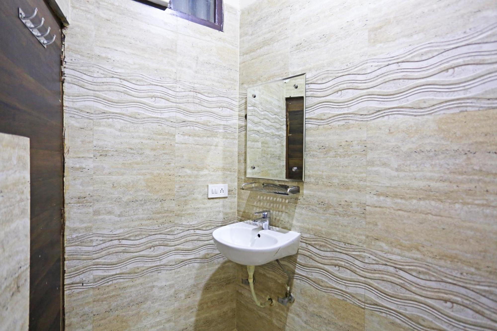 Hotel The Kiara Near Delhi Airport 3*