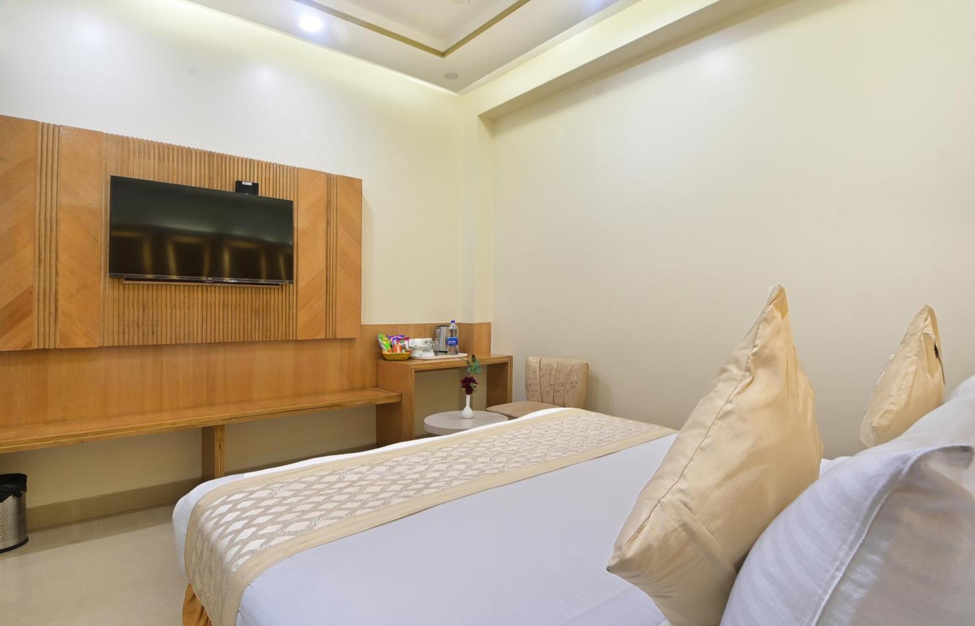 Gold Palace - 03 Mins Walk From Railway Station Guest house New Delhi