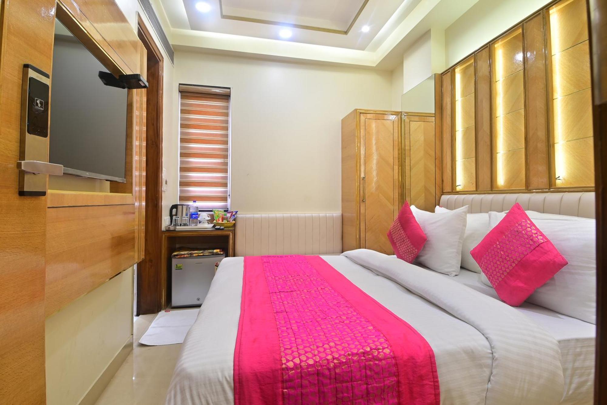 Gold Palace - 03 Mins Walk From Railway Station New Delhi