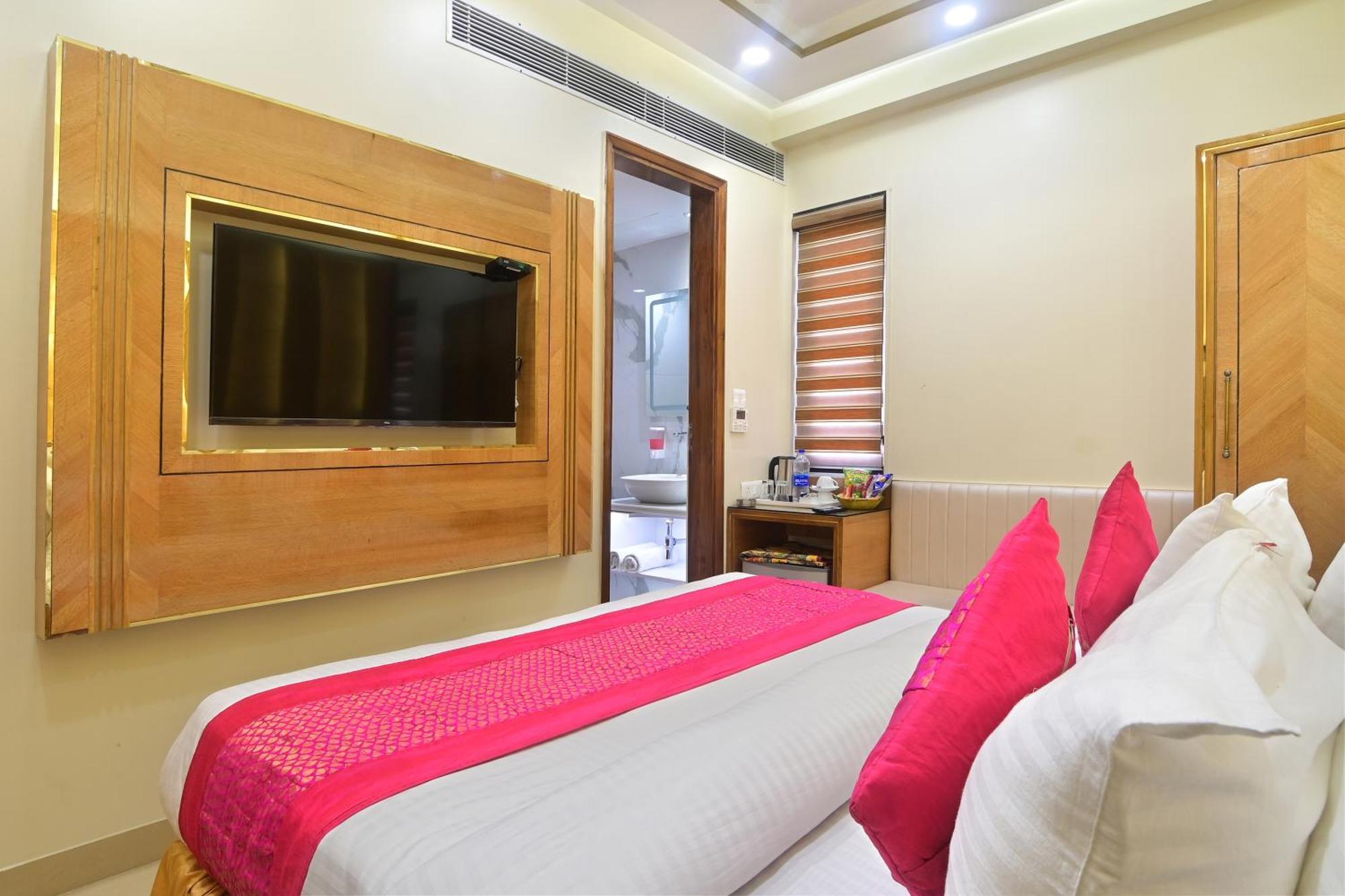 Gold Palace - 03 Mins Walk From Railway Station New Delhi