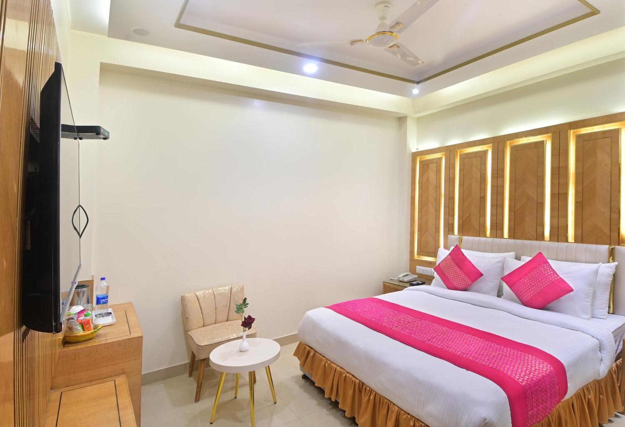 Gold Palace - 03 Mins Walk From Railway Station Guest house
