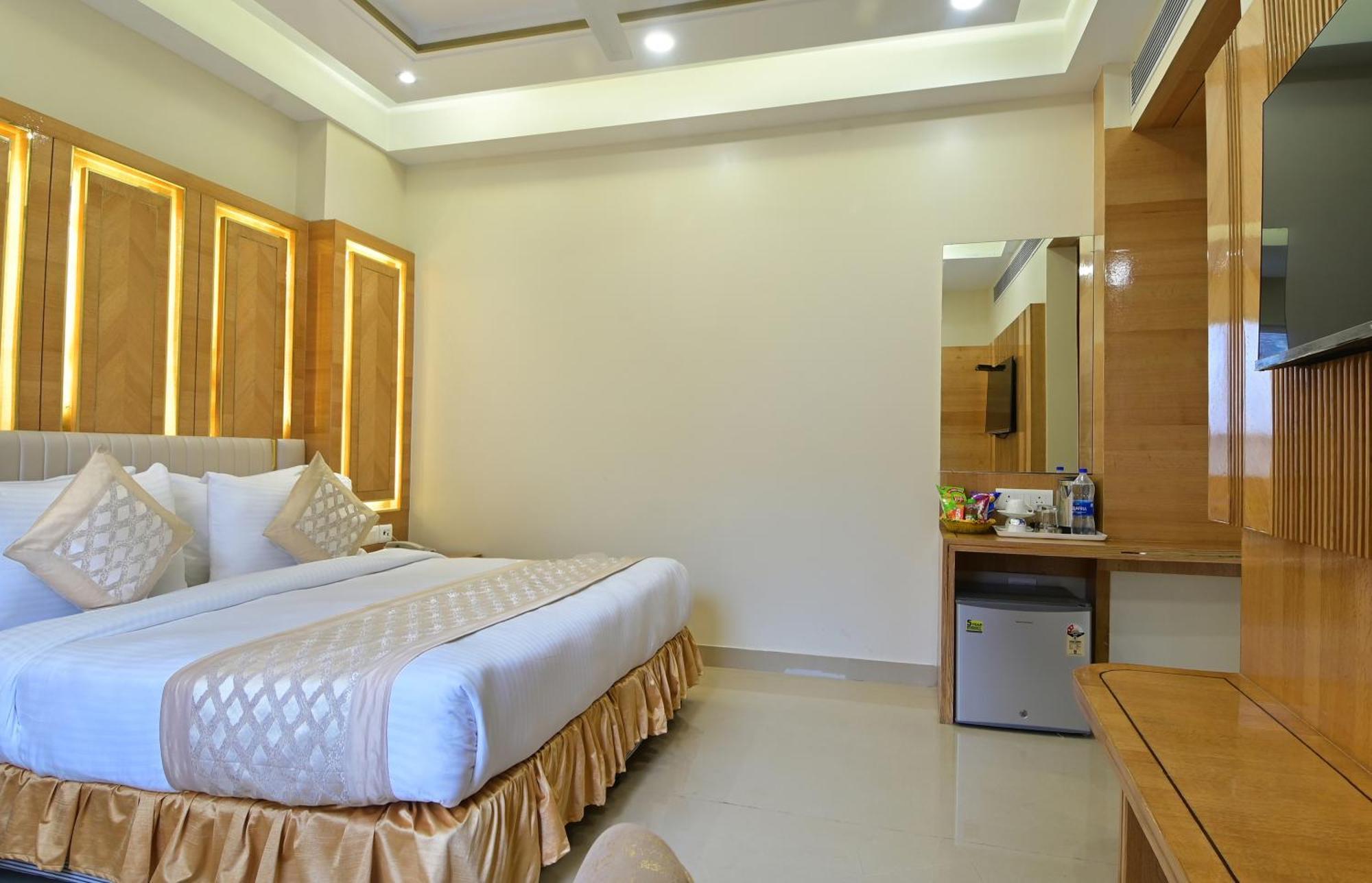 Gold Palace - 03 Mins Walk From Railway Station Guest house 3*