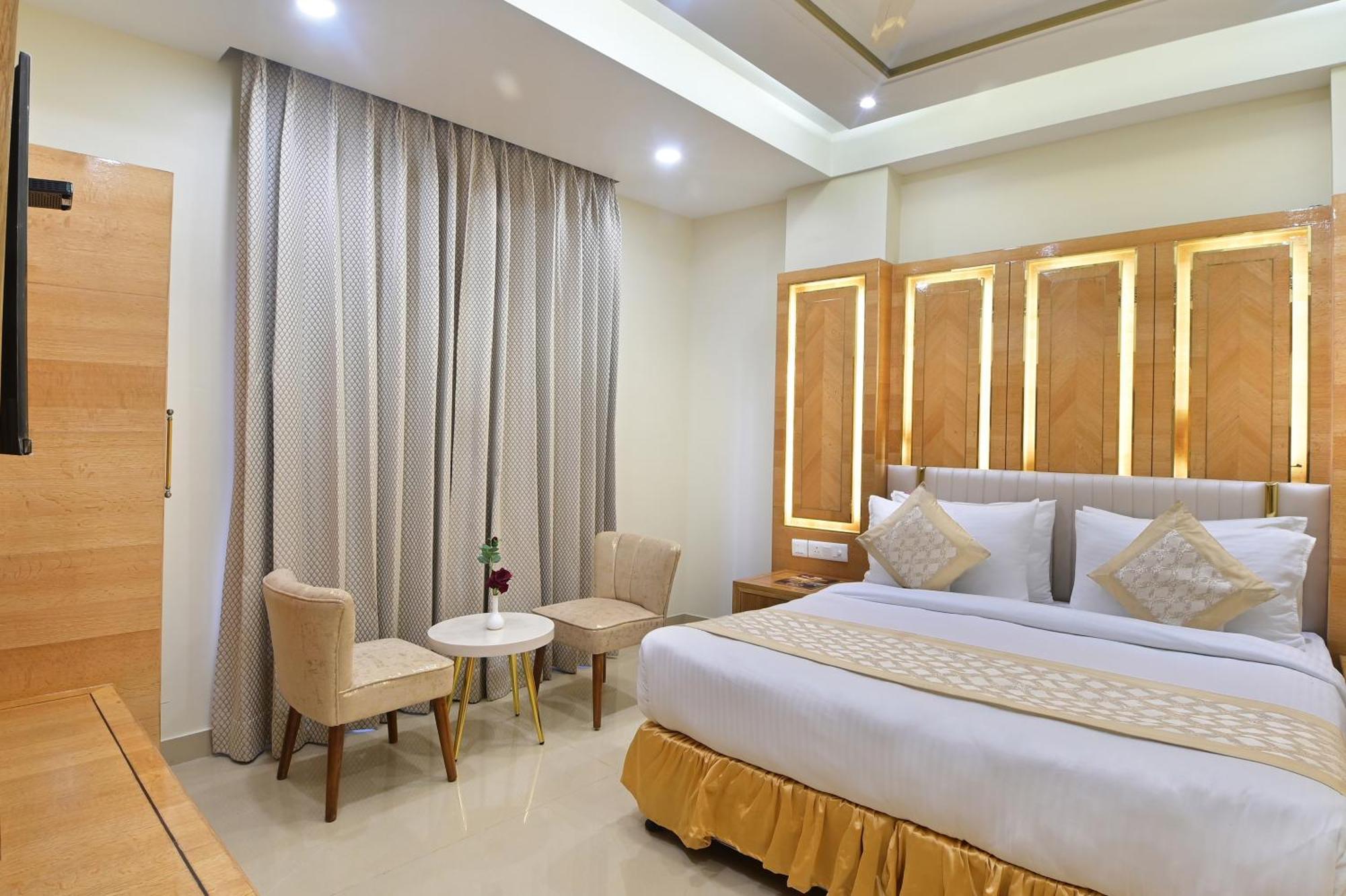 Gold Palace - 03 Mins Walk From Railway Station