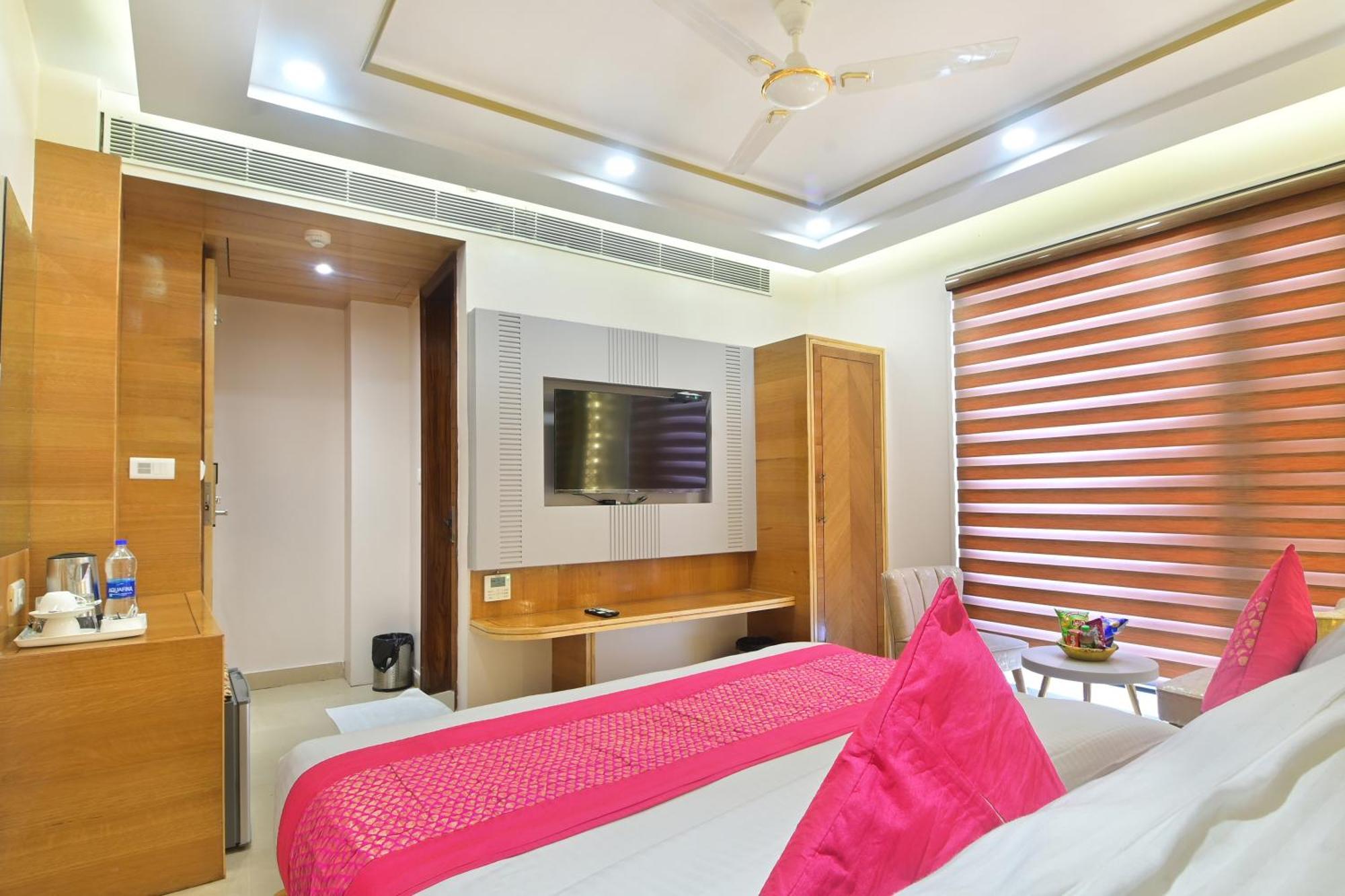 Guest house Gold Palace - 03 Mins Walk From Railway Station 3*
