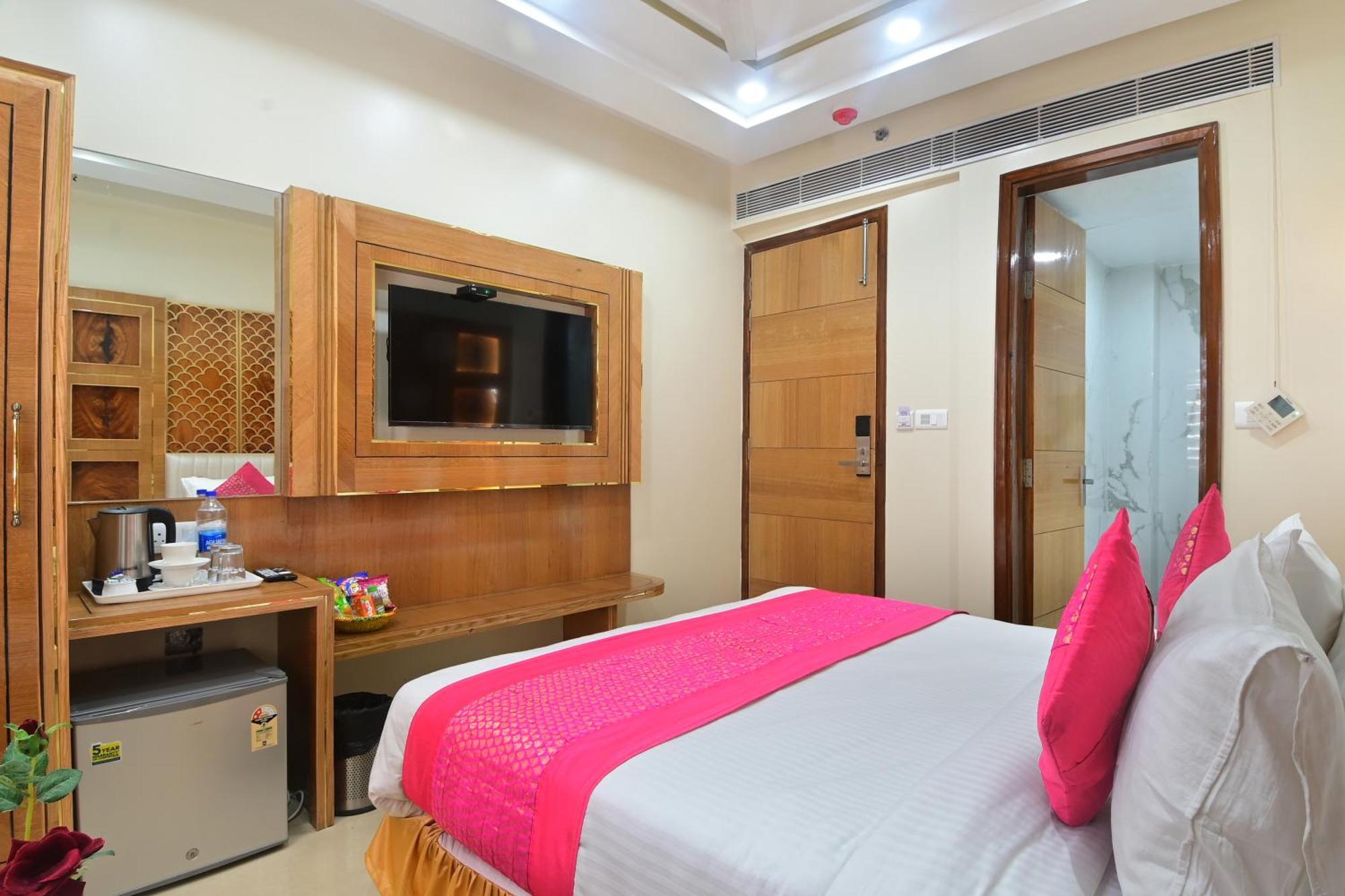 Guest house Gold Palace - 03 Mins Walk From Railway Station
