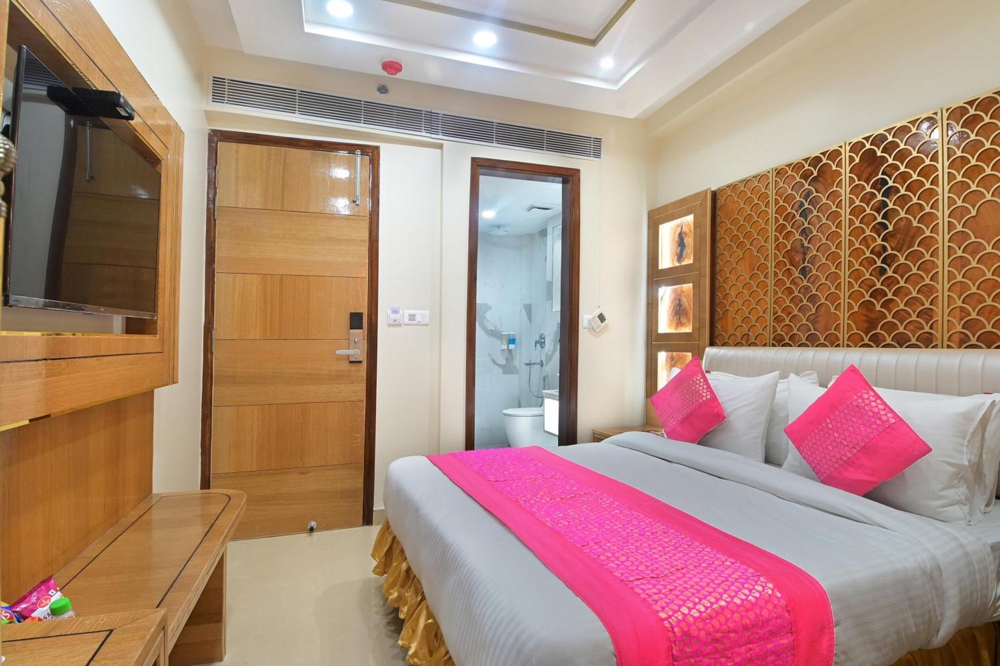 Gold Palace - 03 Mins Walk From Railway Station New Delhi
