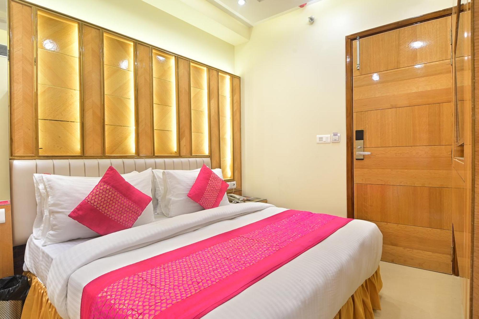 Gold Palace - 03 Mins Walk From Railway Station New Delhi