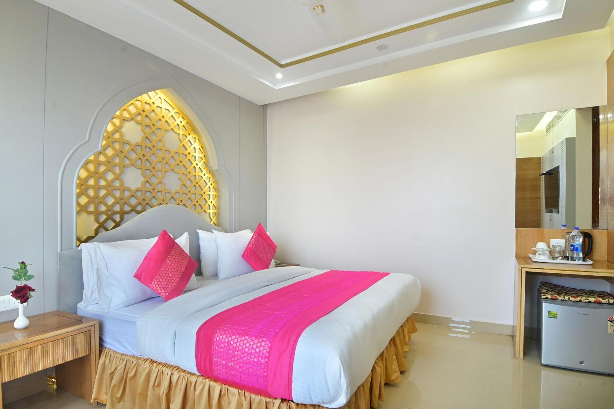 Gold Palace - 03 Mins Walk From Railway Station
