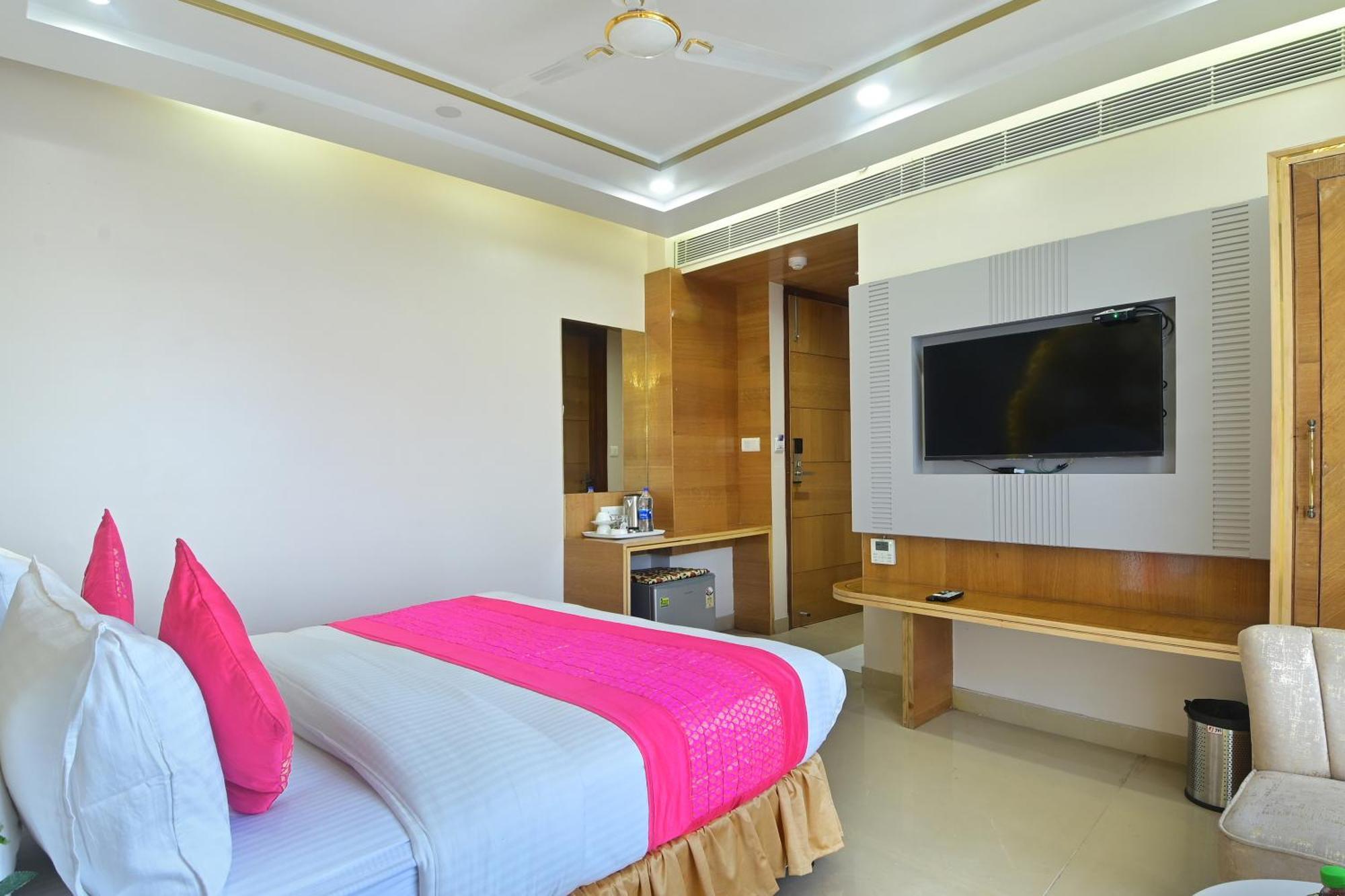 Guest house Gold Palace - 03 Mins Walk From Railway Station 3*
