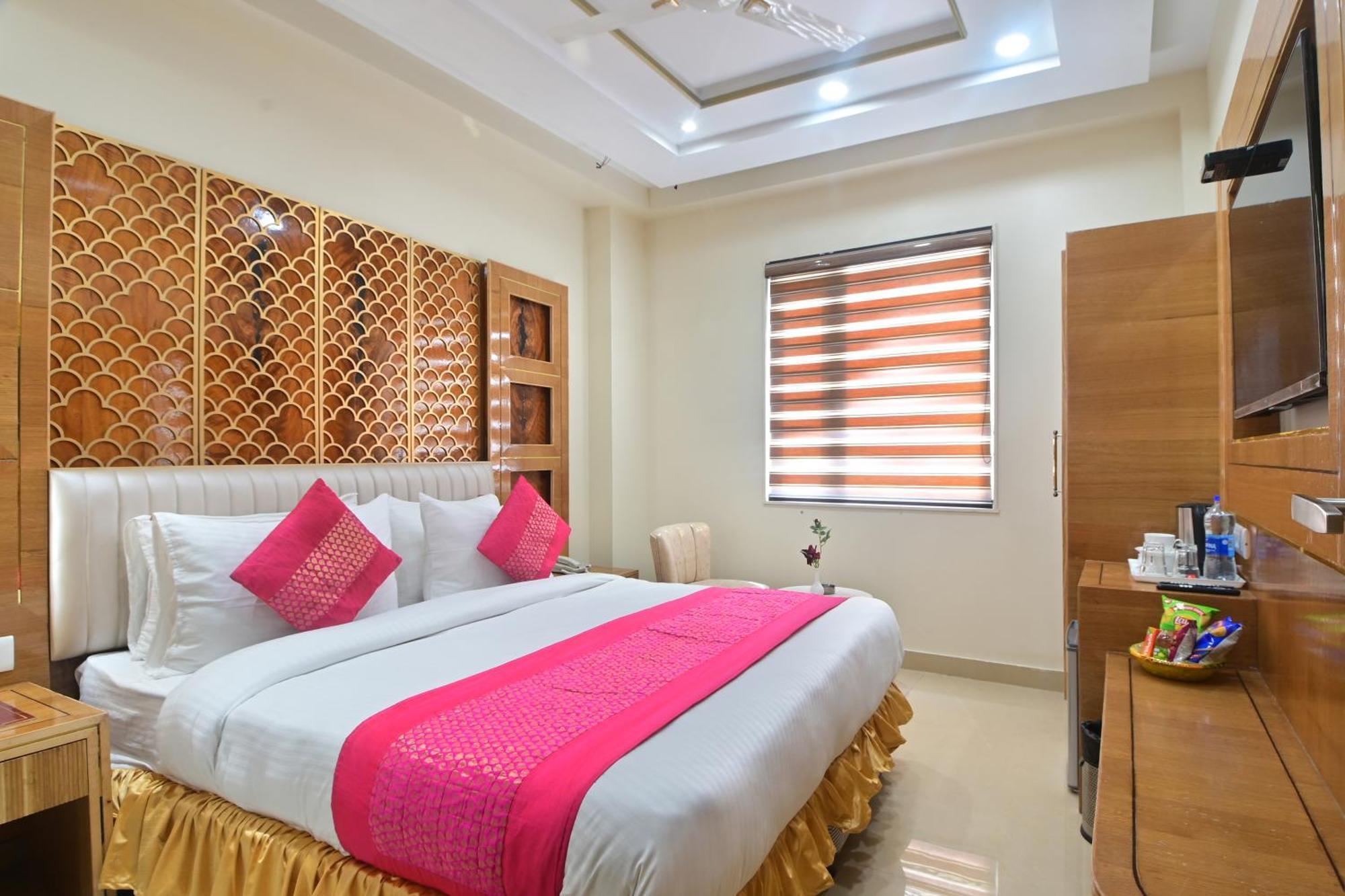 Guest house Gold Palace - 03 Mins Walk From Railway Station