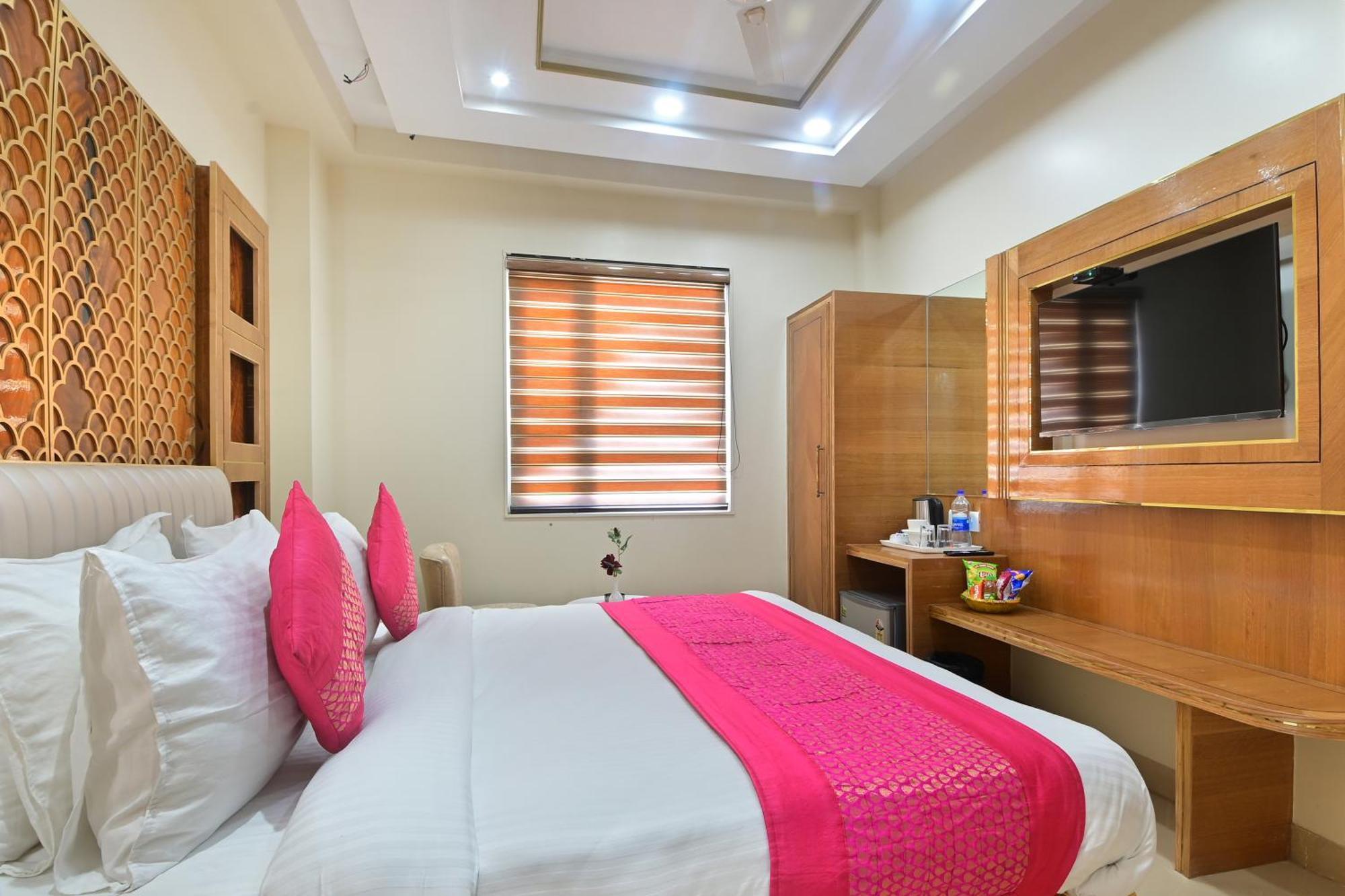 Gold Palace - 03 Mins Walk From Railway Station Guest house 3*