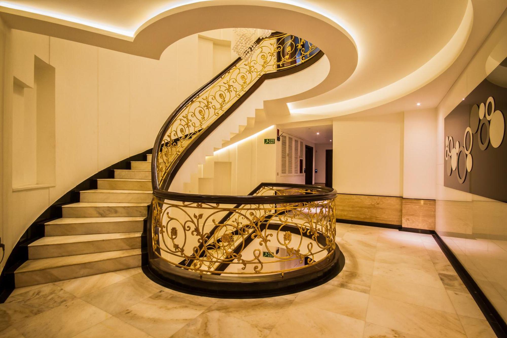 Grand Godwin - Complimentary Airport Pickup -near Ndls Railway Stn