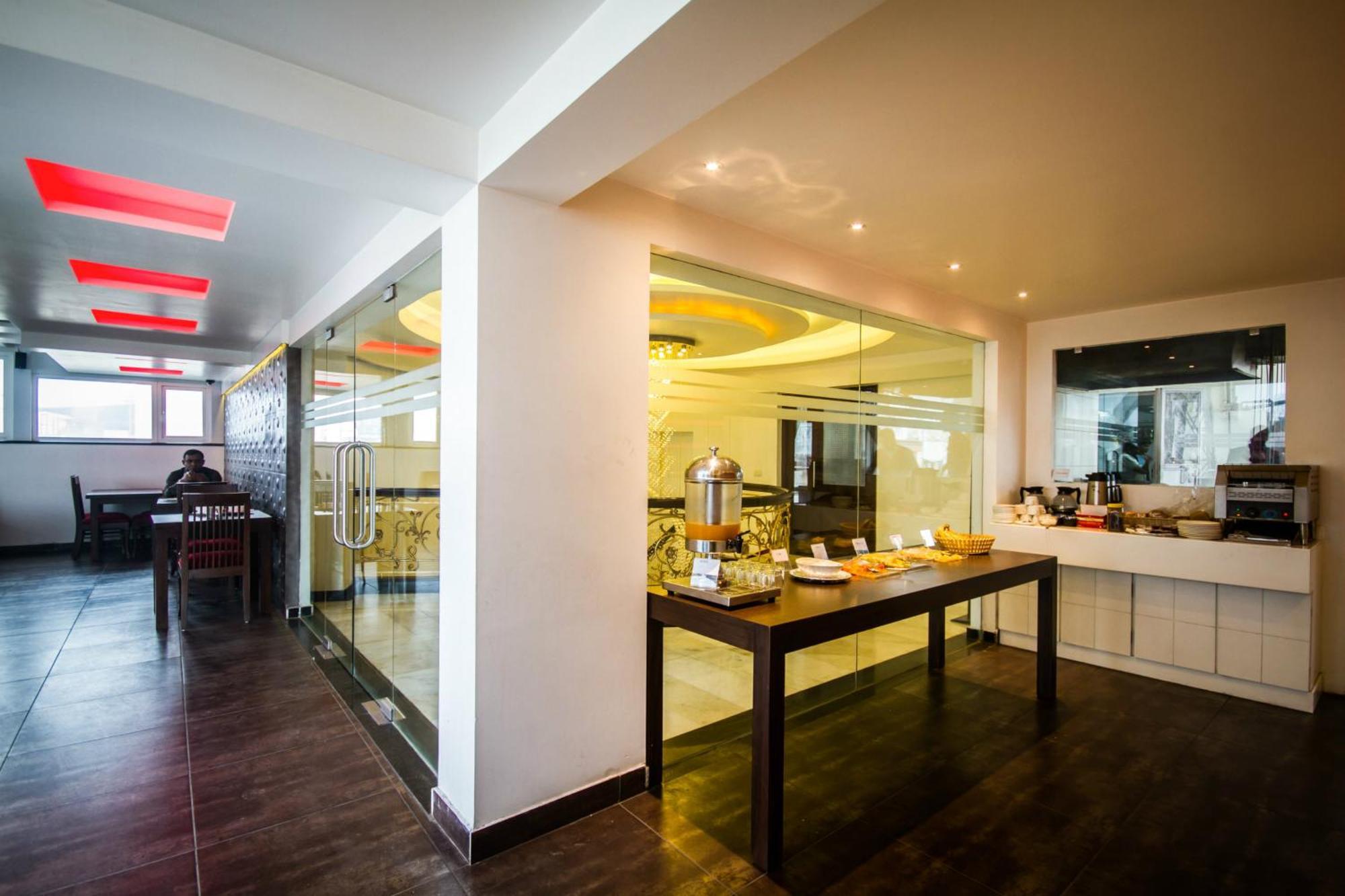 Hotel Grand Godwin - Complimentary Airport Pickup -near Ndls Railway Stn