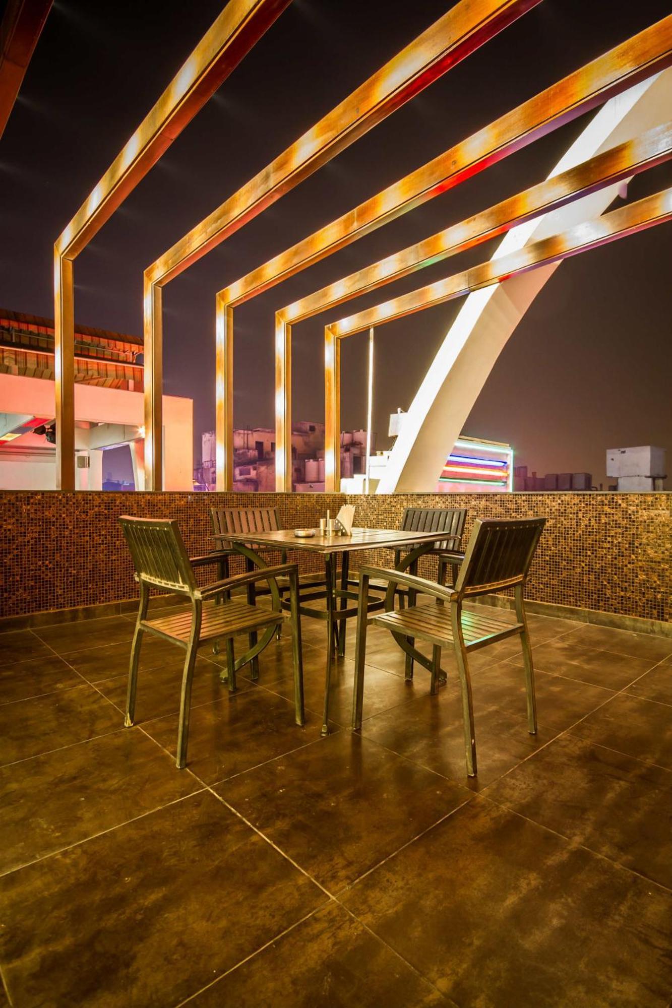 Hotel Grand Godwin - Complimentary Airport Pickup -near Ndls Railway Stn 4*