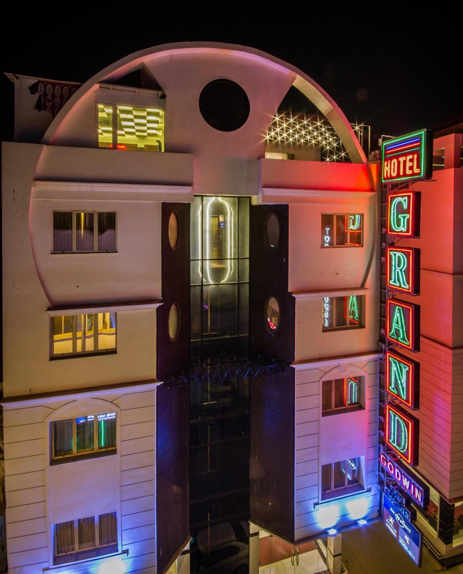Hotel Grand Godwin - Complimentary Airport Pickup -near Ndls Railway Stn Nova Deli