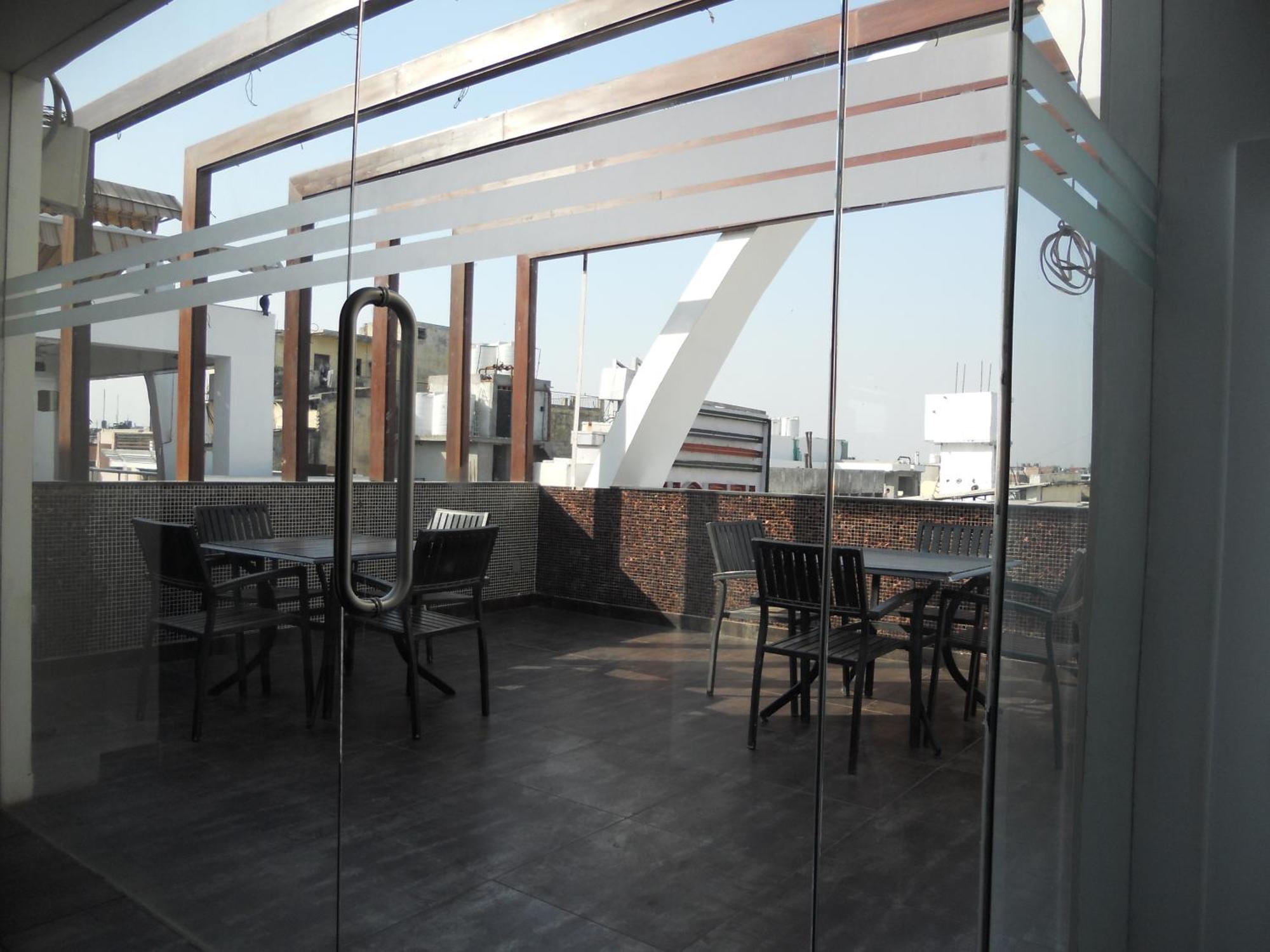 Hotel Grand Godwin - Complimentary Airport Pickup -near Ndls Railway Stn Nova Deli