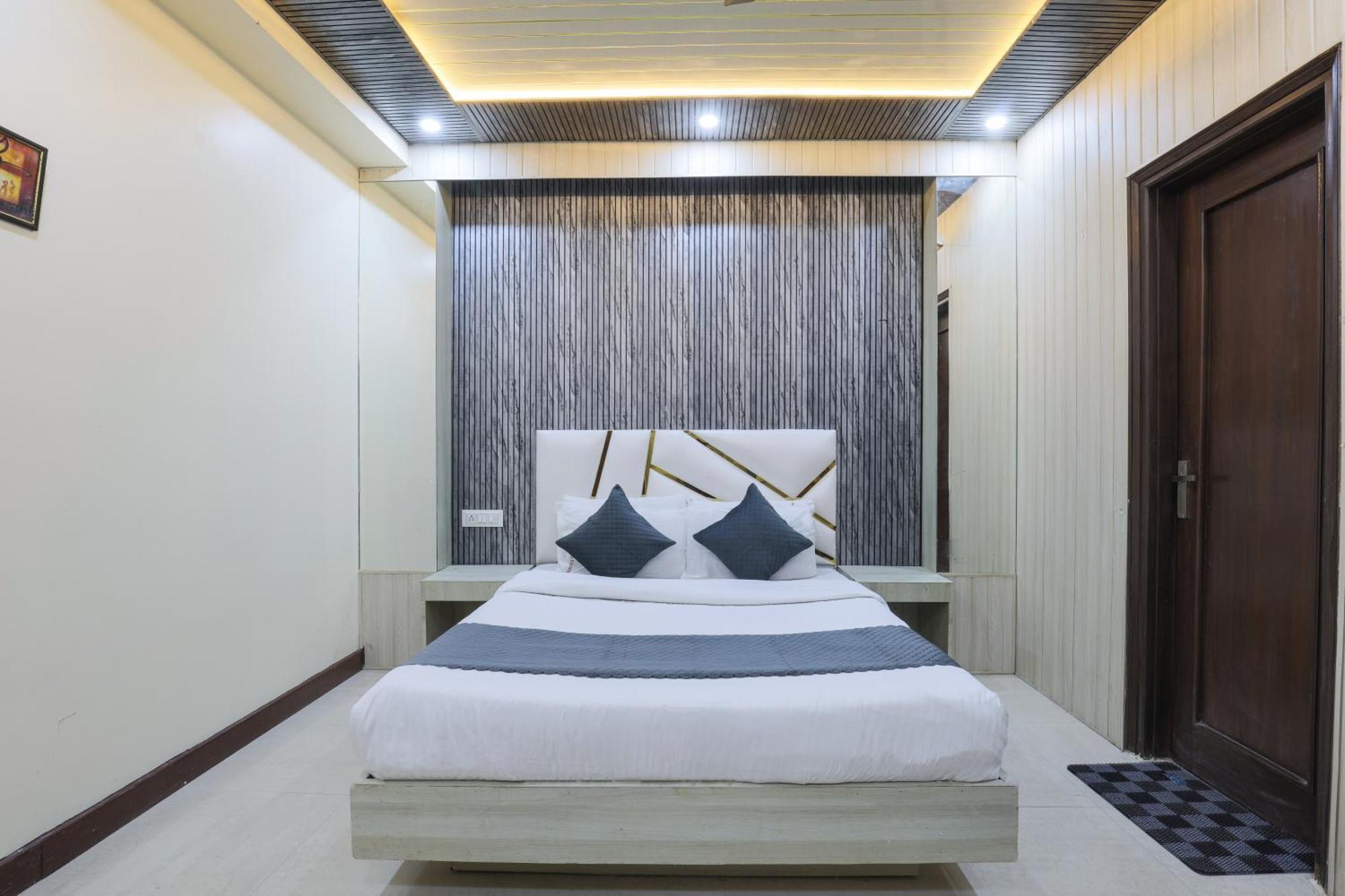 Hotel Blessings On Road Near New Delhi Railway Station 3*