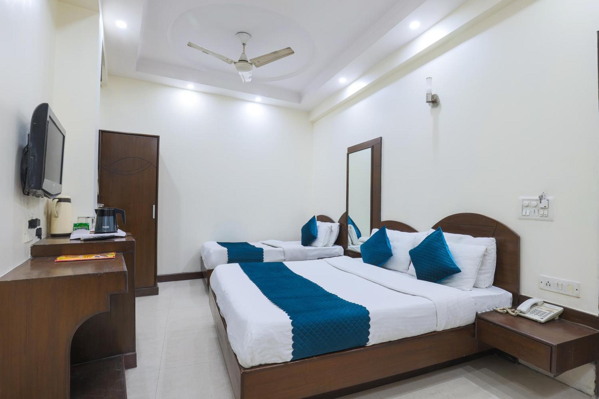 Hotel Blessings On Road Near New Delhi Railway Station