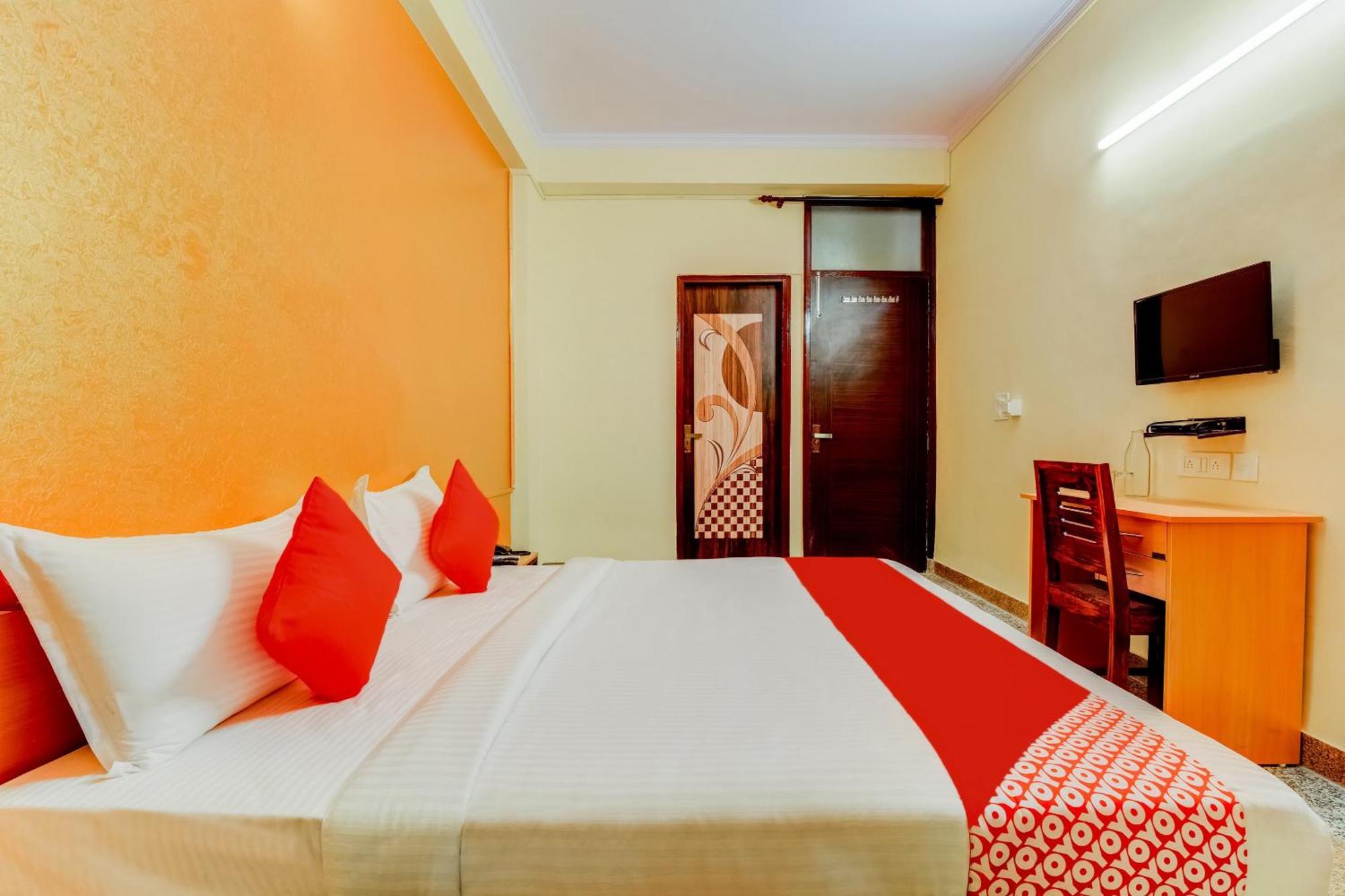 Hotel Oyo Flagship Jhankar Road 3*
