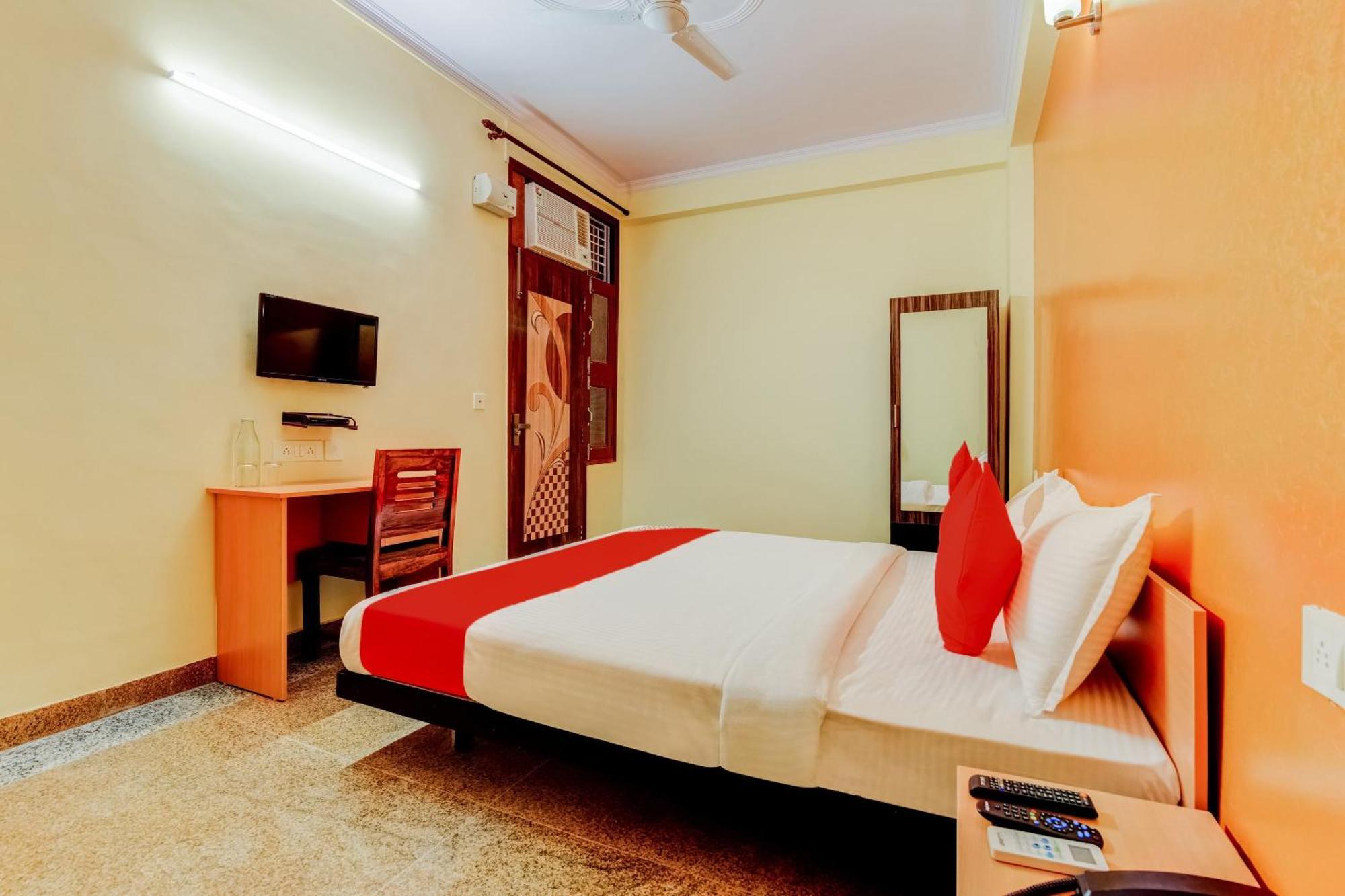 Hotel Oyo Flagship Jhankar Road 3*
