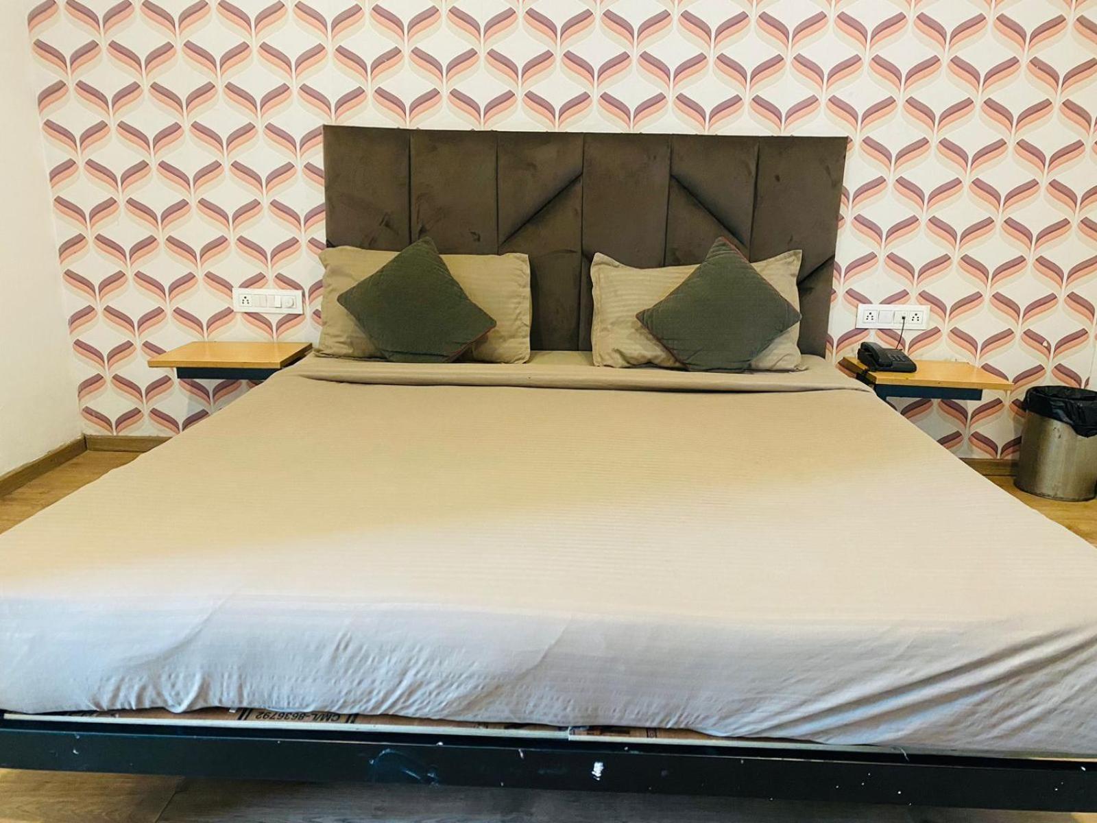 Hotel Qotel Chhatarpur- Opp Tivoli Garden 3*