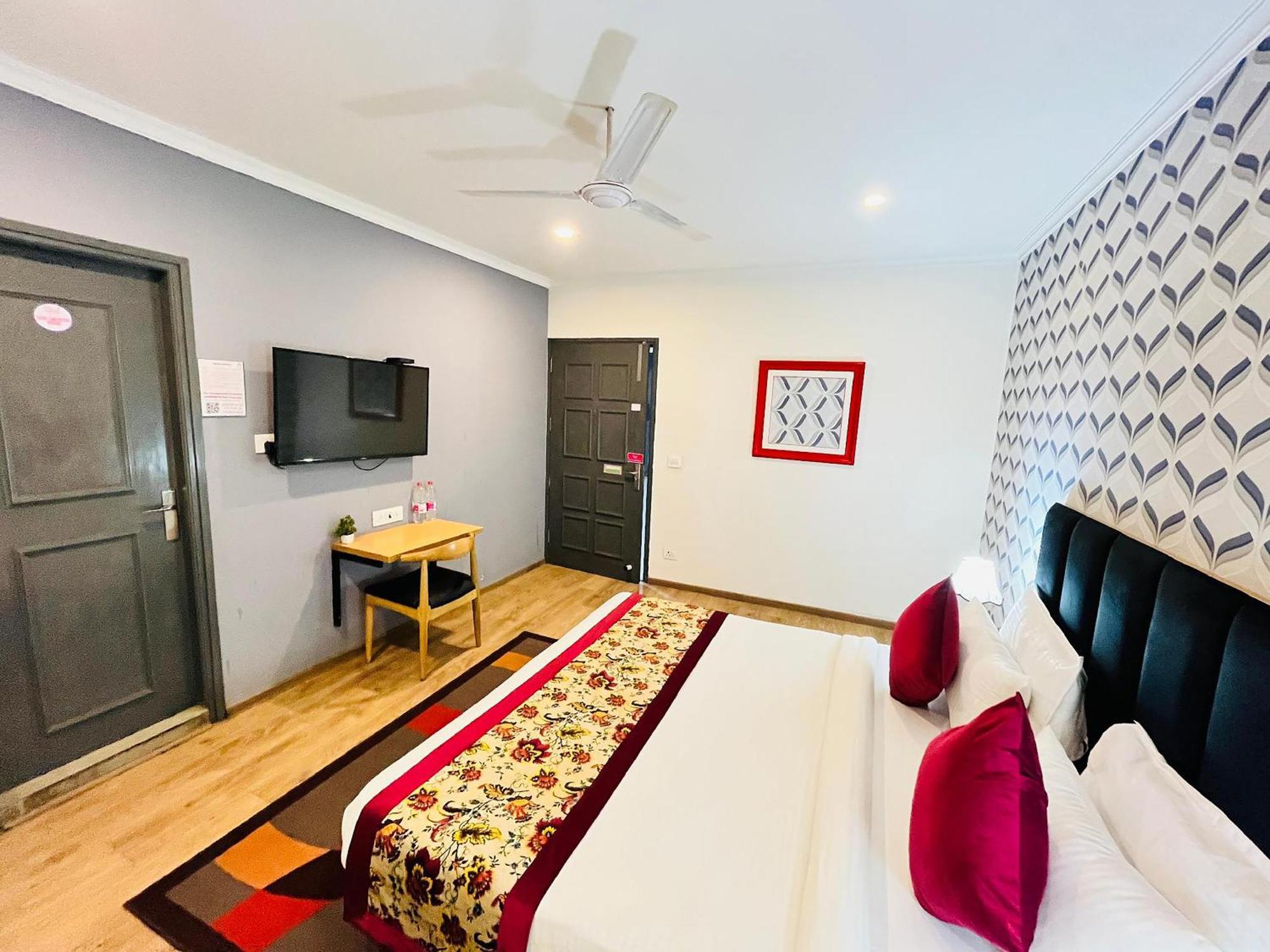 Hotel Qotel Chhatarpur- Opp Tivoli Garden 3*