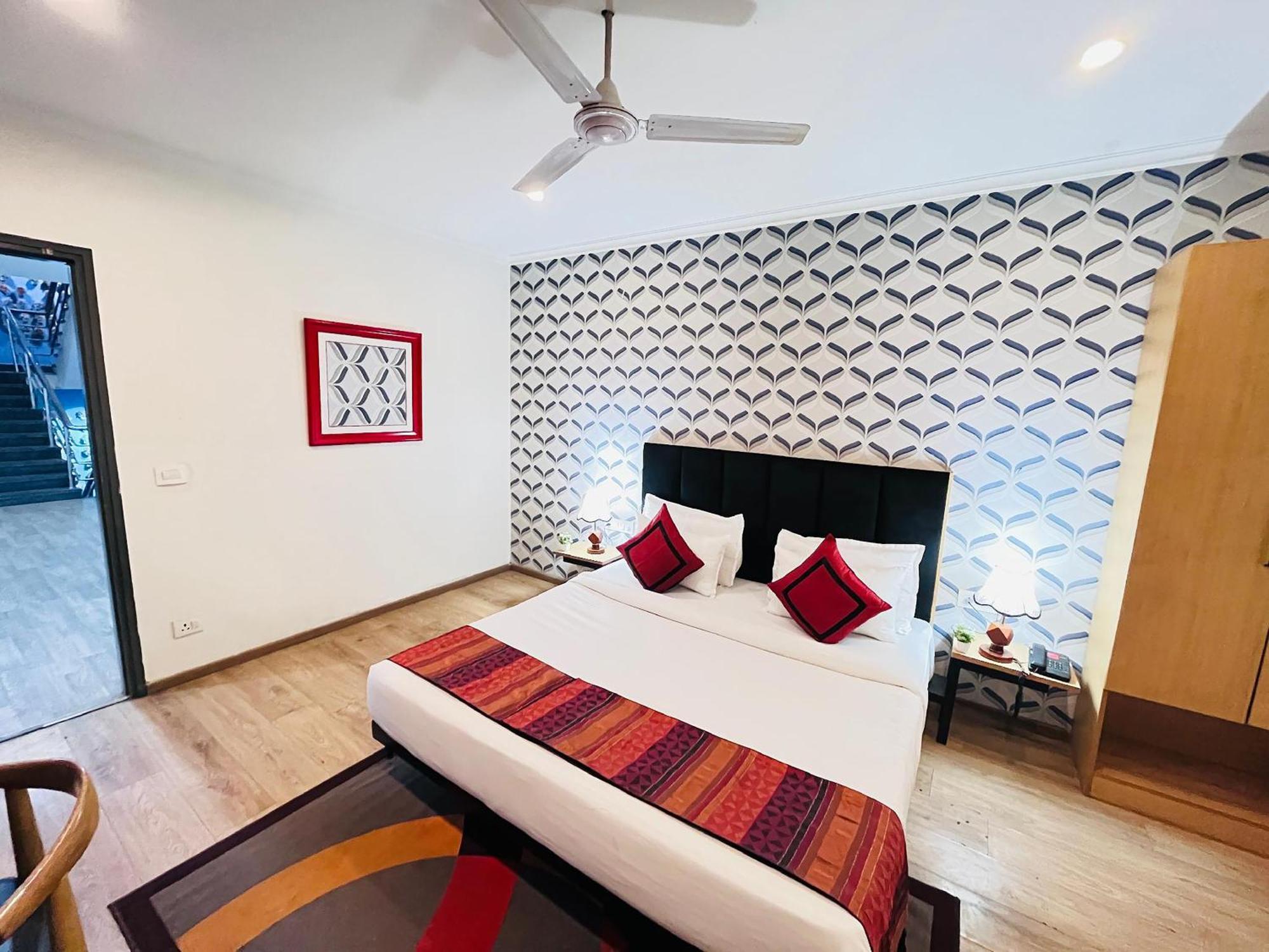 Hotel Qotel Chhatarpur- Opp Tivoli Garden 3*