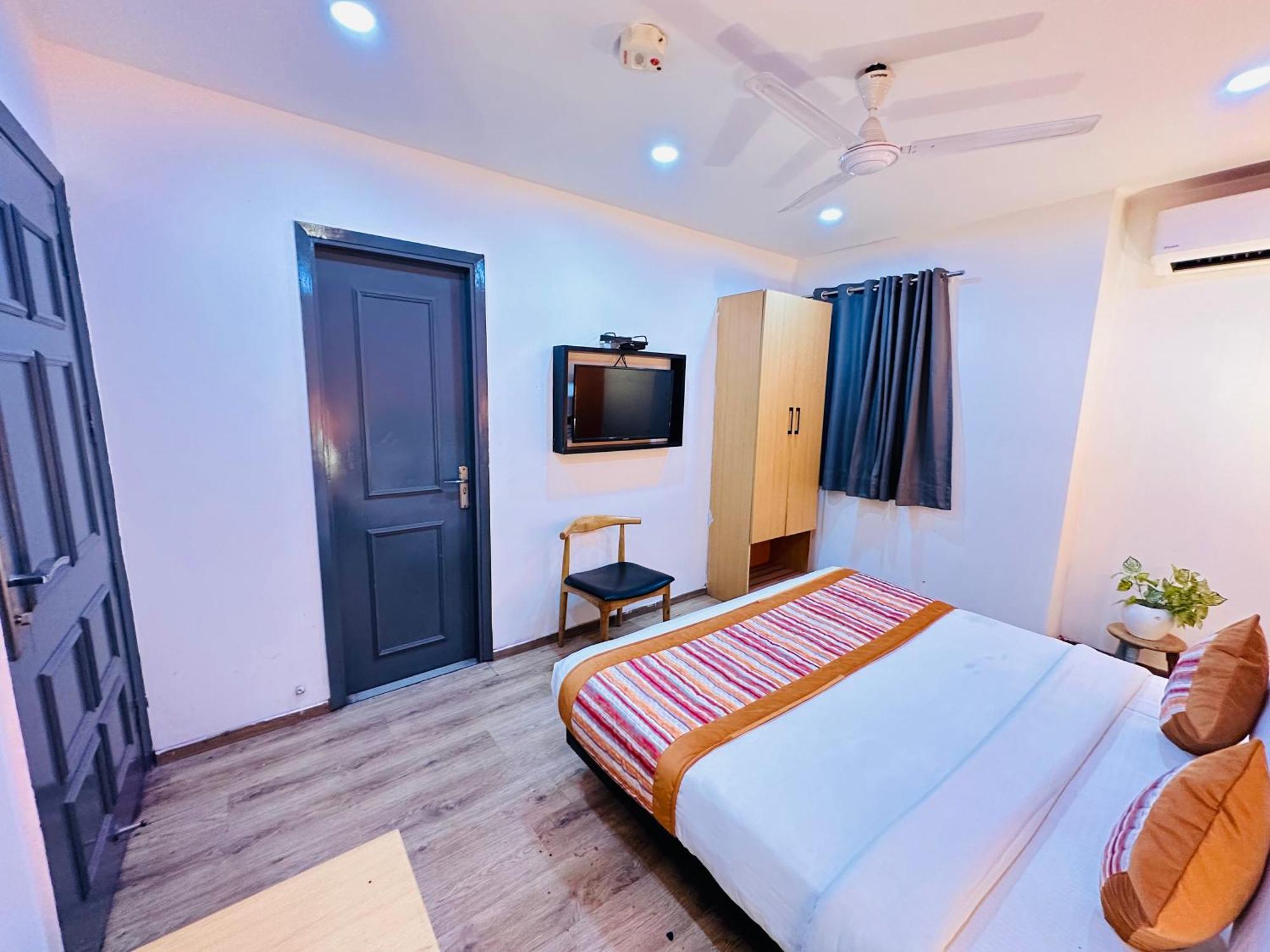 Apartment Golden Saffron - Punjabi Bagh Delhi