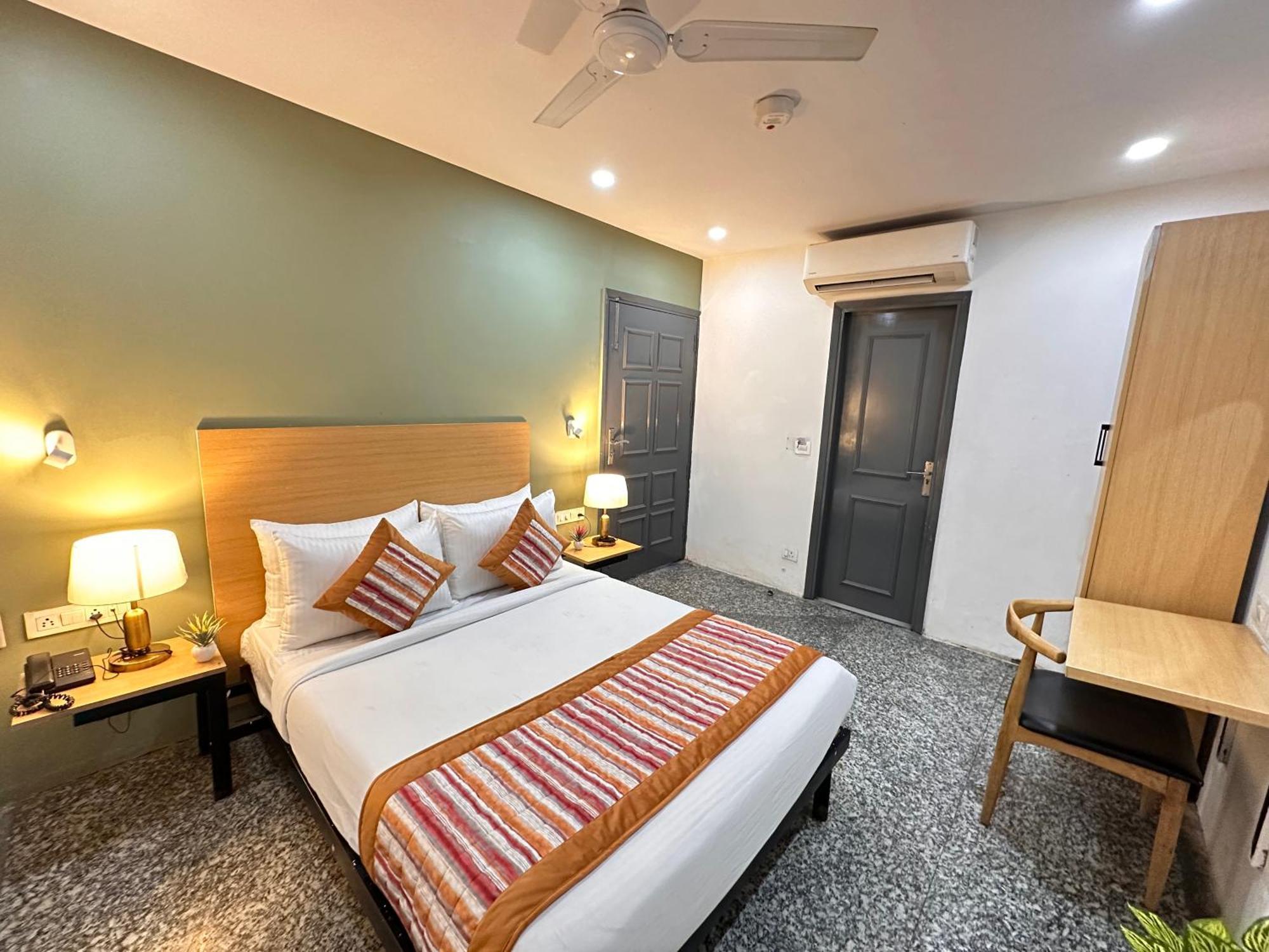 Apartment Golden Saffron - Punjabi Bagh Delhi *