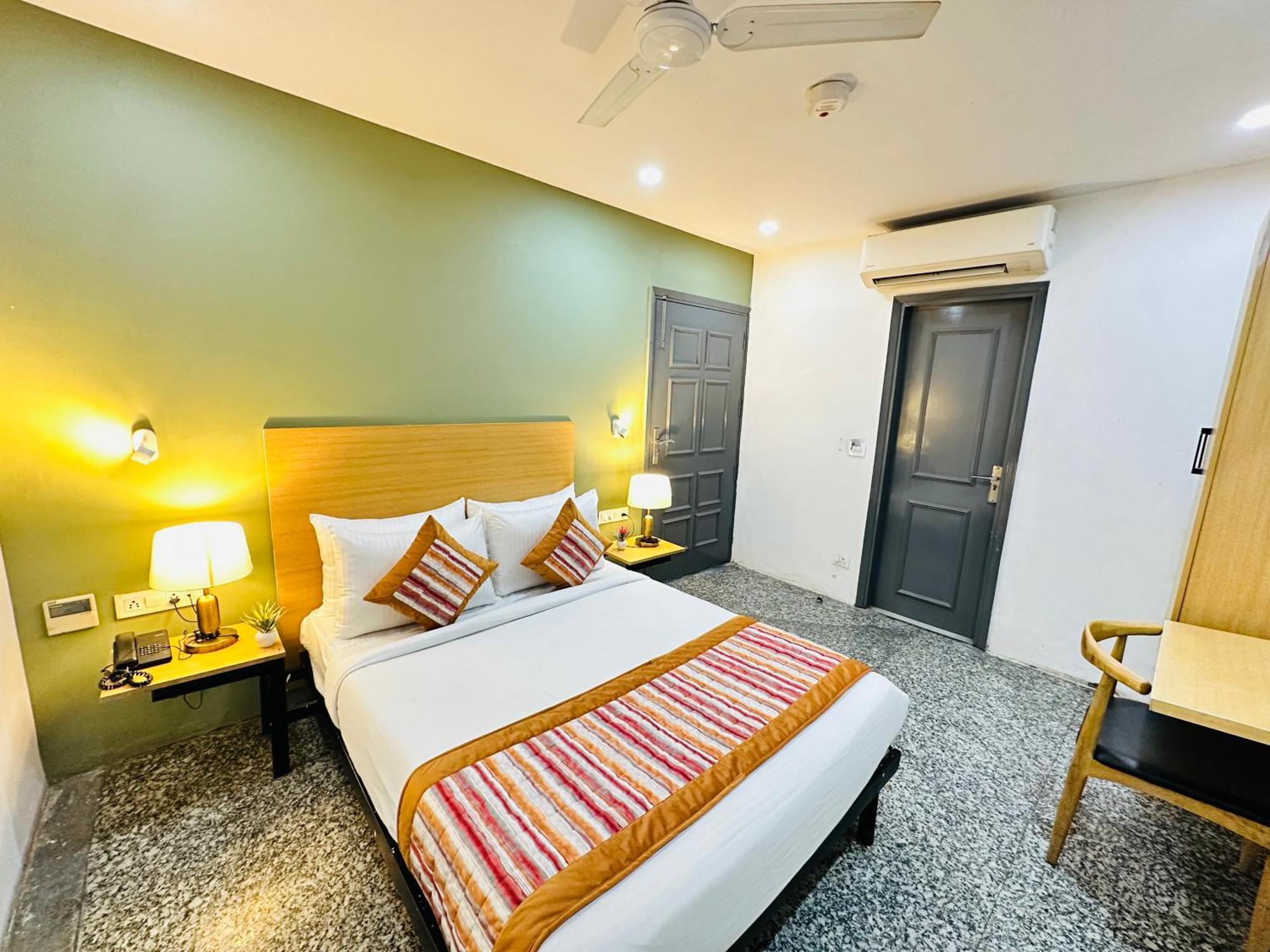 Apartment Golden Saffron - Punjabi Bagh Delhi