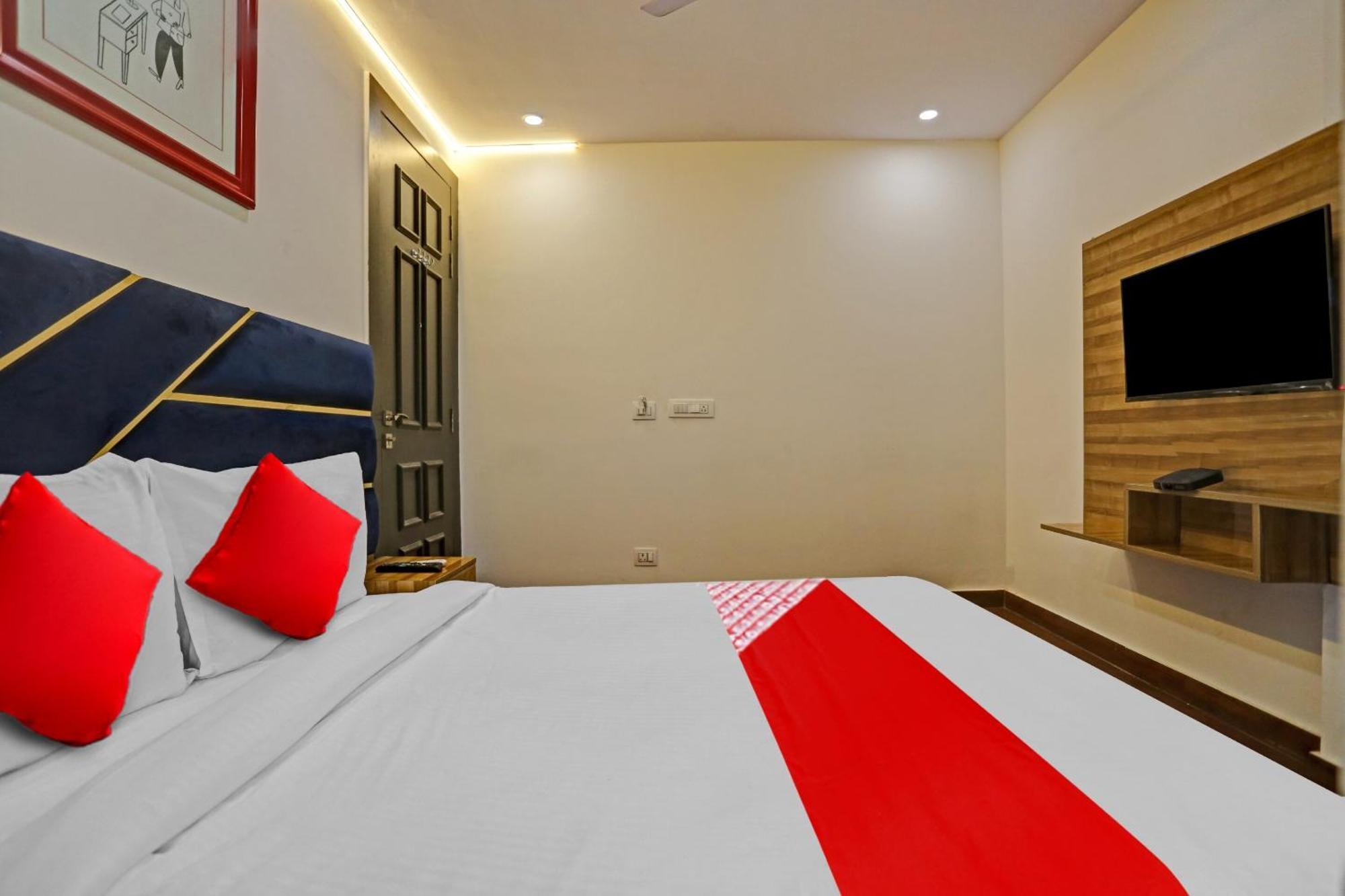 Oyo Flagship 81255 Royal Palace 3*