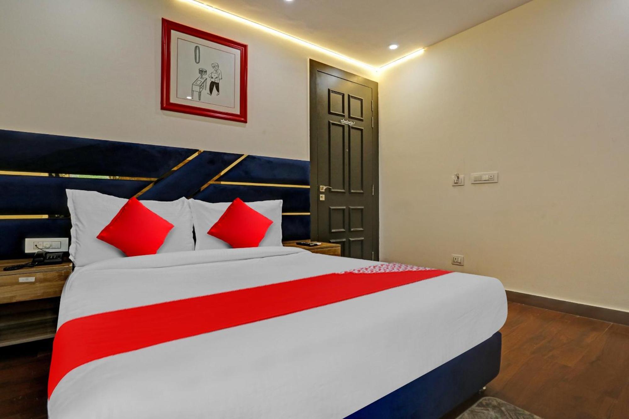 Oyo Flagship 81255 Royal Palace 3*