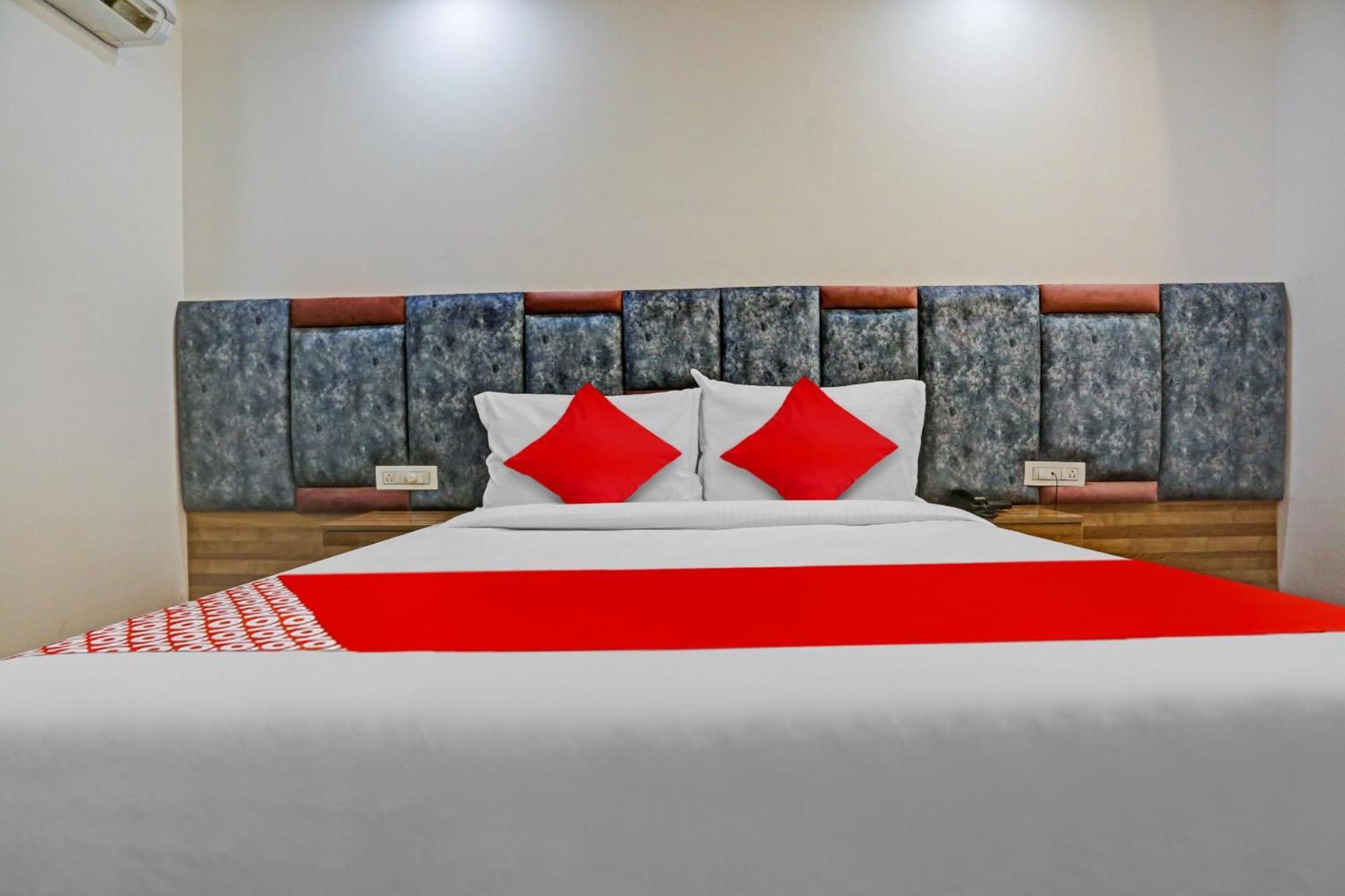 Hotel Oyo Flagship 81255 Royal Palace 3*
