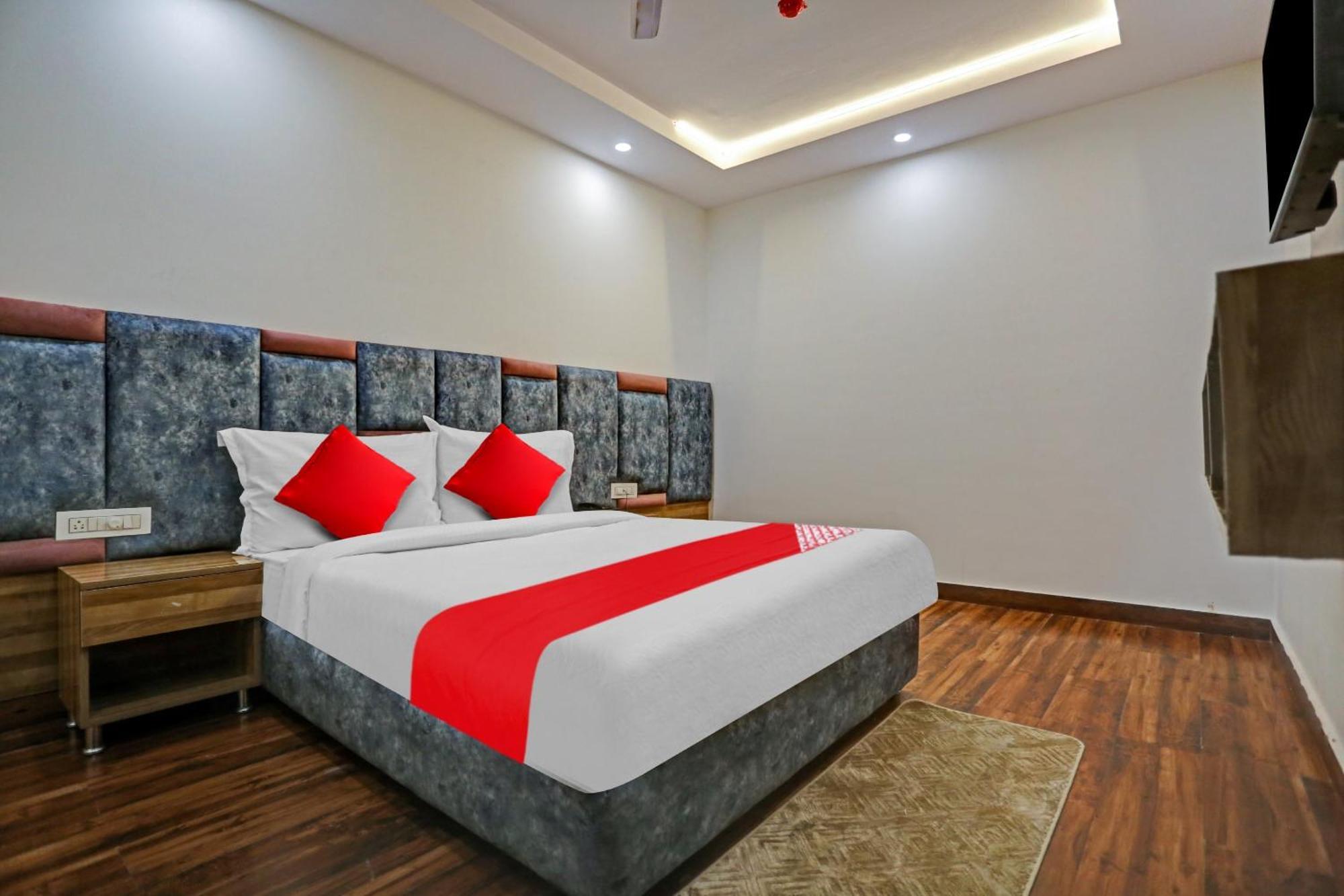 Oyo Flagship 81255 Royal Palace New Delhi