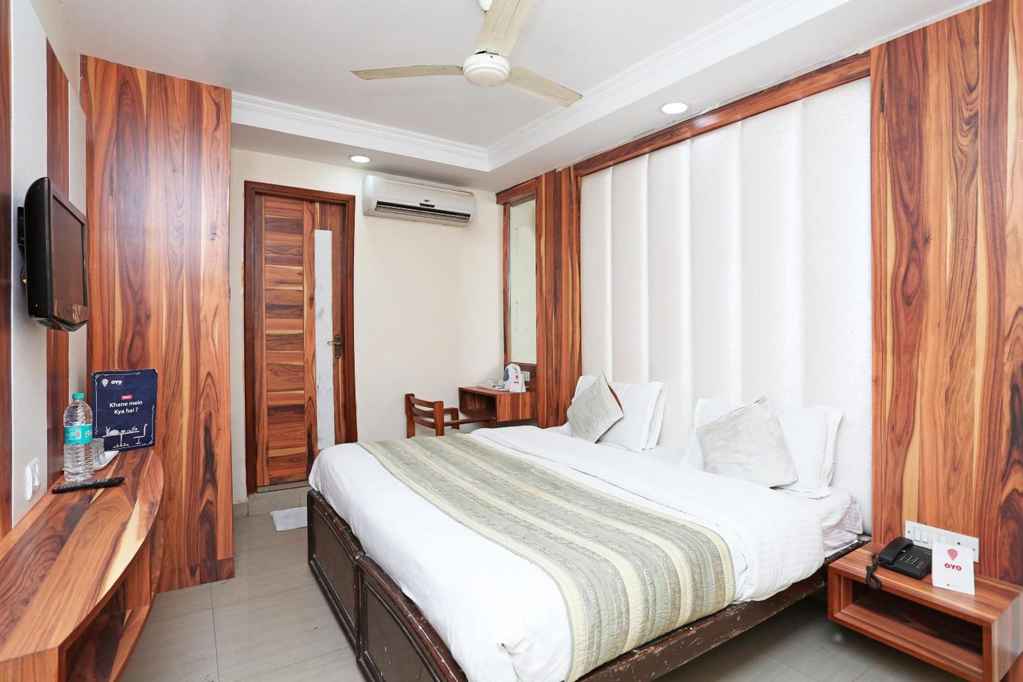 Oyo Flagship F Five Hotel 3*