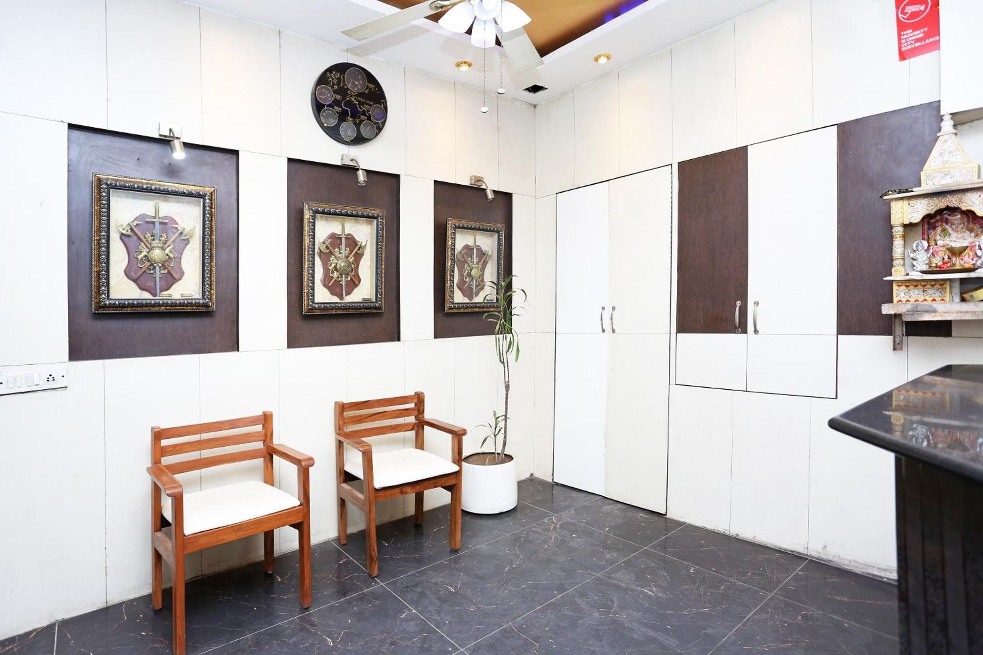 Oyo Flagship F Five Hotel 3*