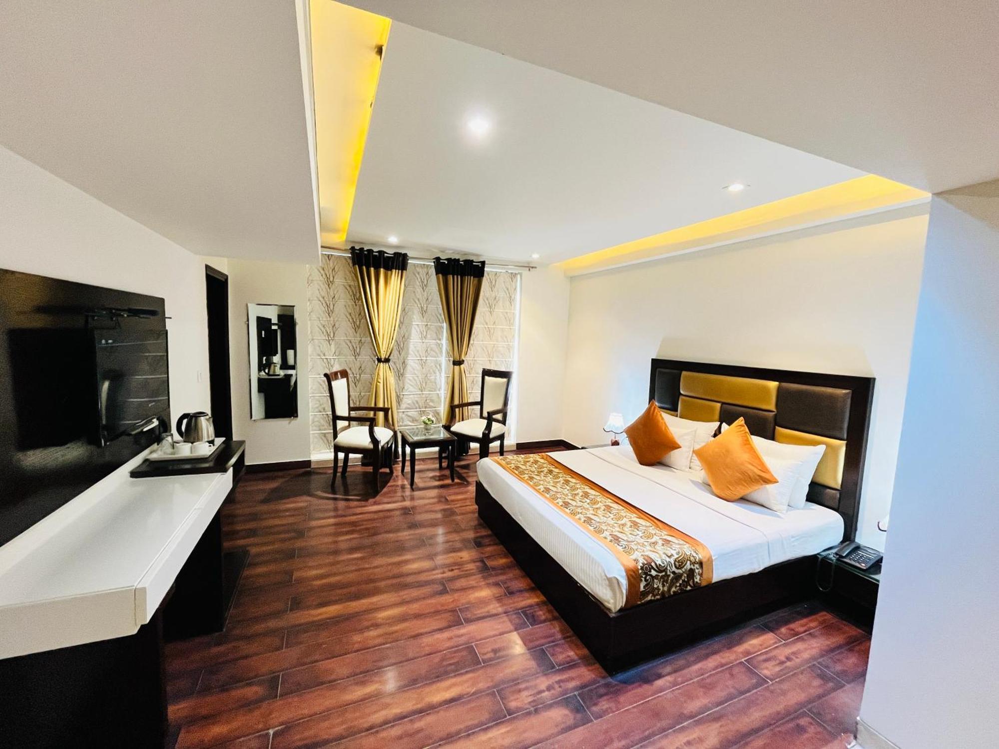 Aura Ip Grand Karkardooma Metro Station Couple Friendly New Delhi