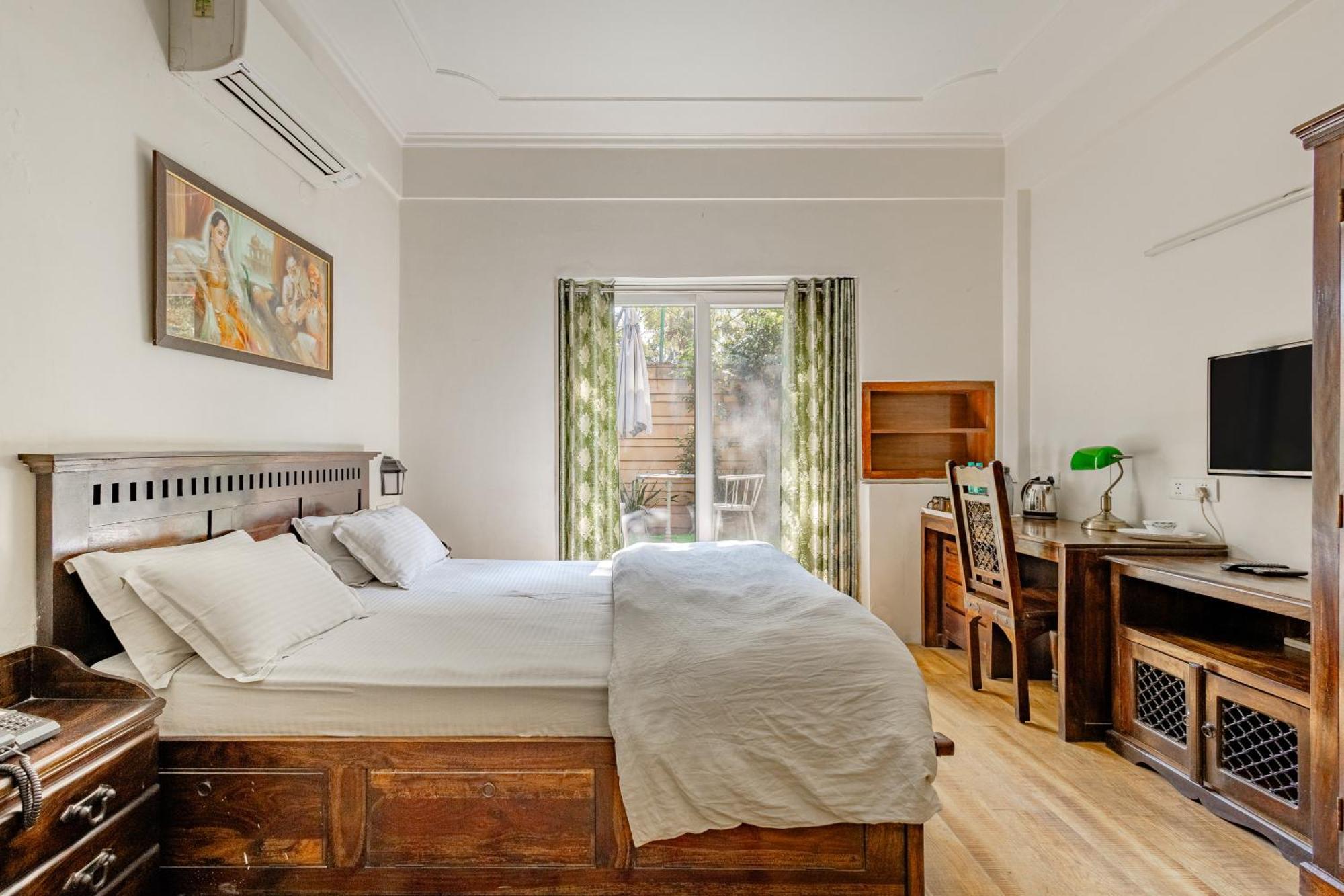 Bed & Breakfast Cp - With Patio New Delhi